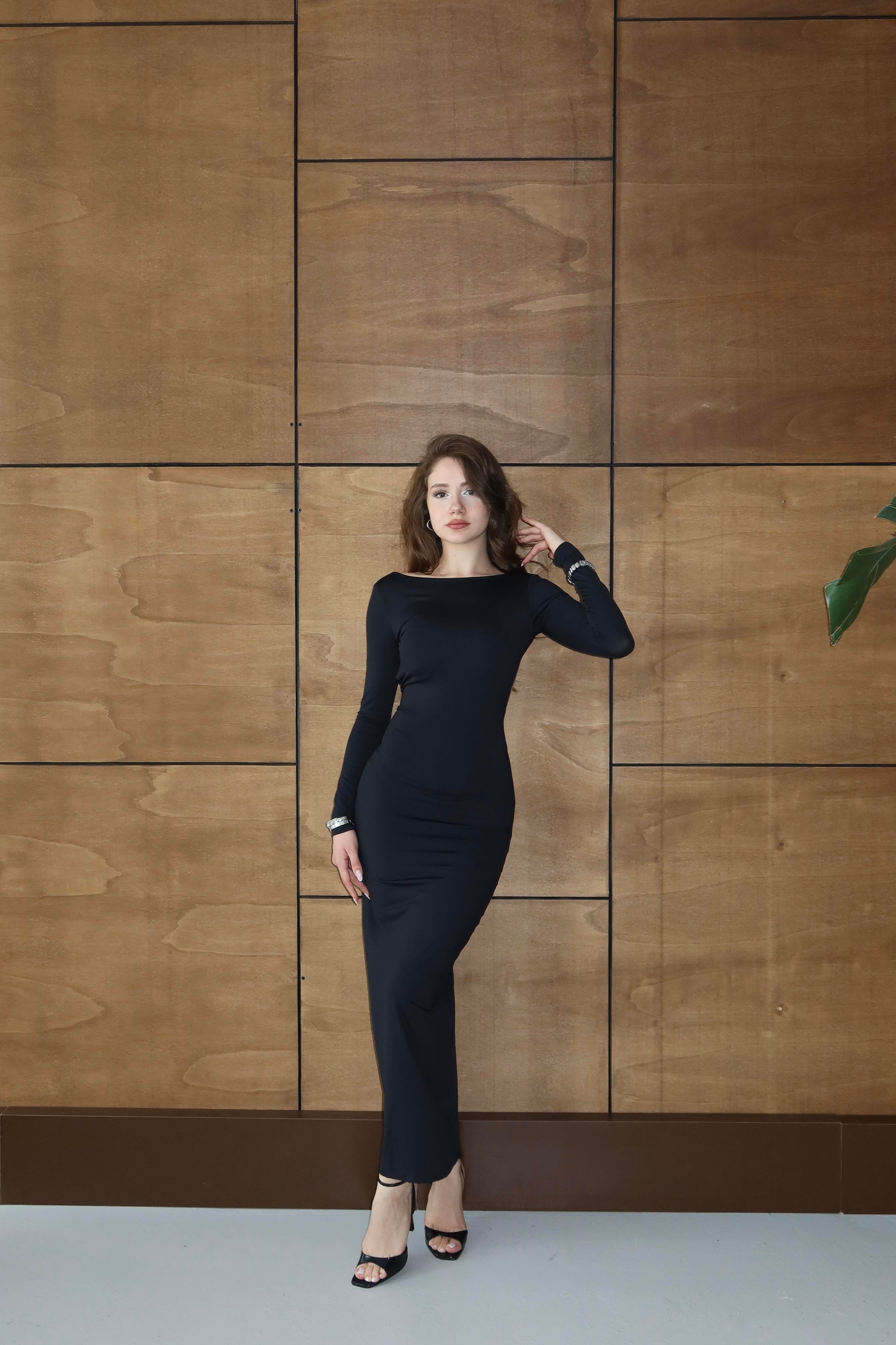 Sırt Dekolteli Uzun Elbise