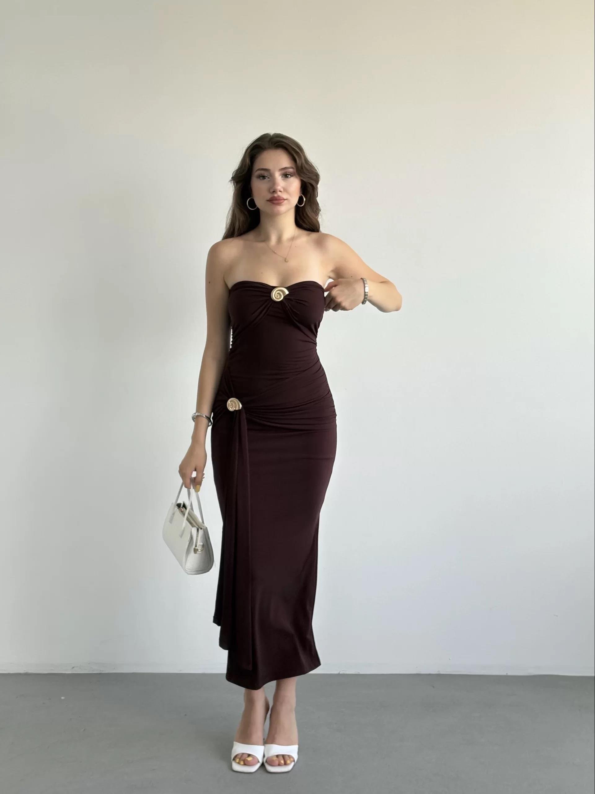 Straplez Göğüs Aksesuarlı Elbise