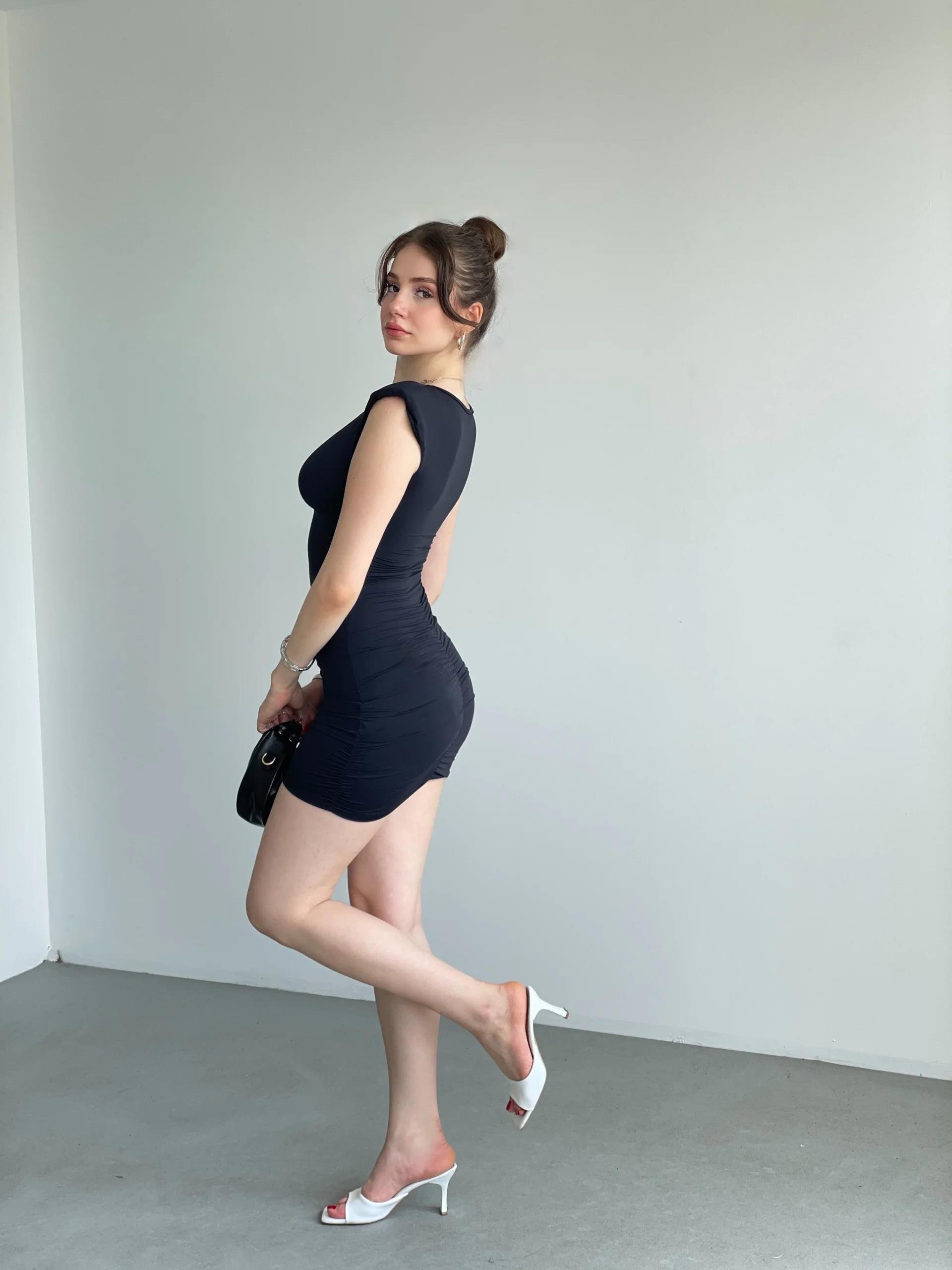 Vatkalı Büzgü Detay Elbise