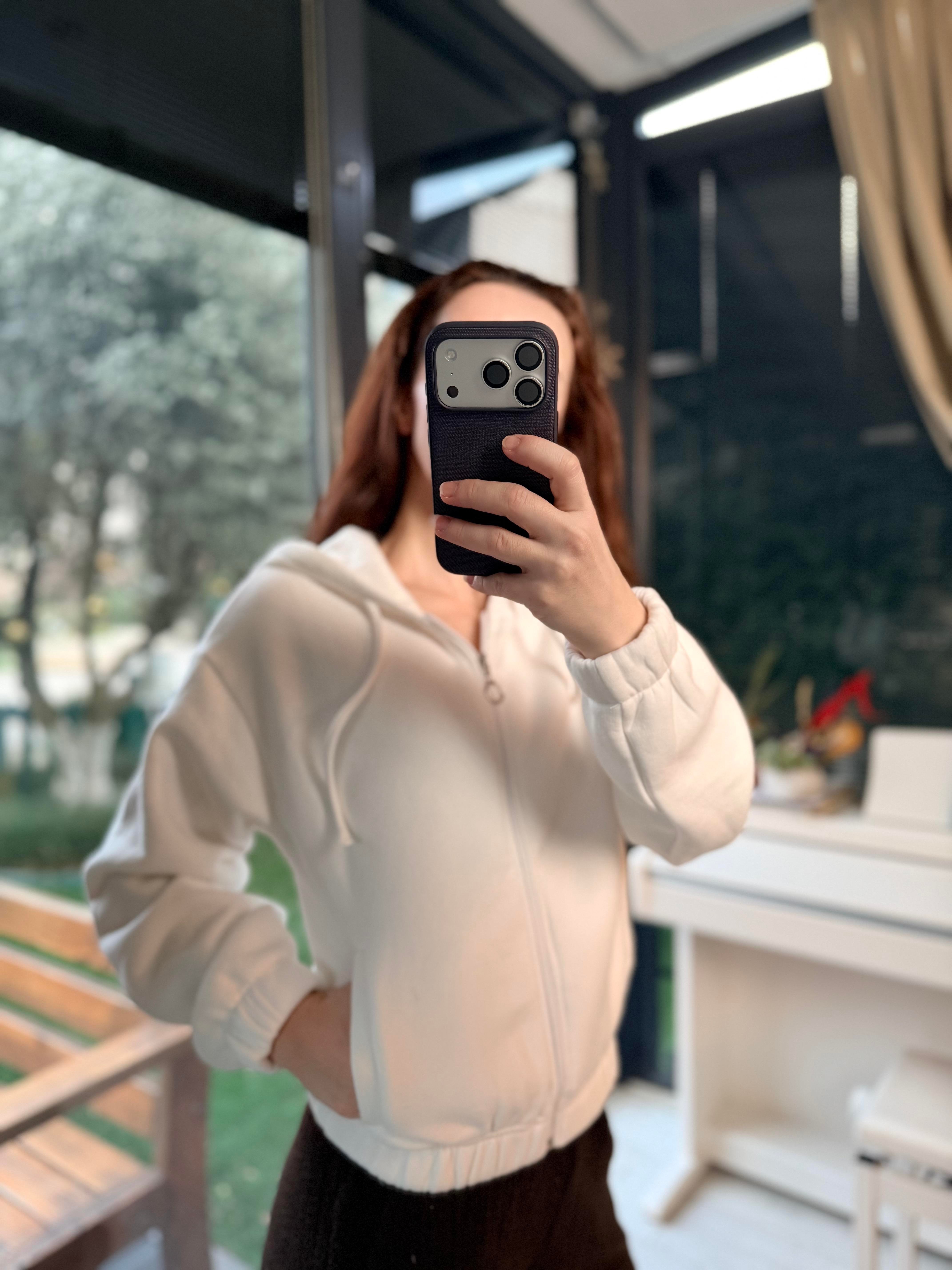 Kapüşonlu Kısa Beyaz Renk Sweatshirt 