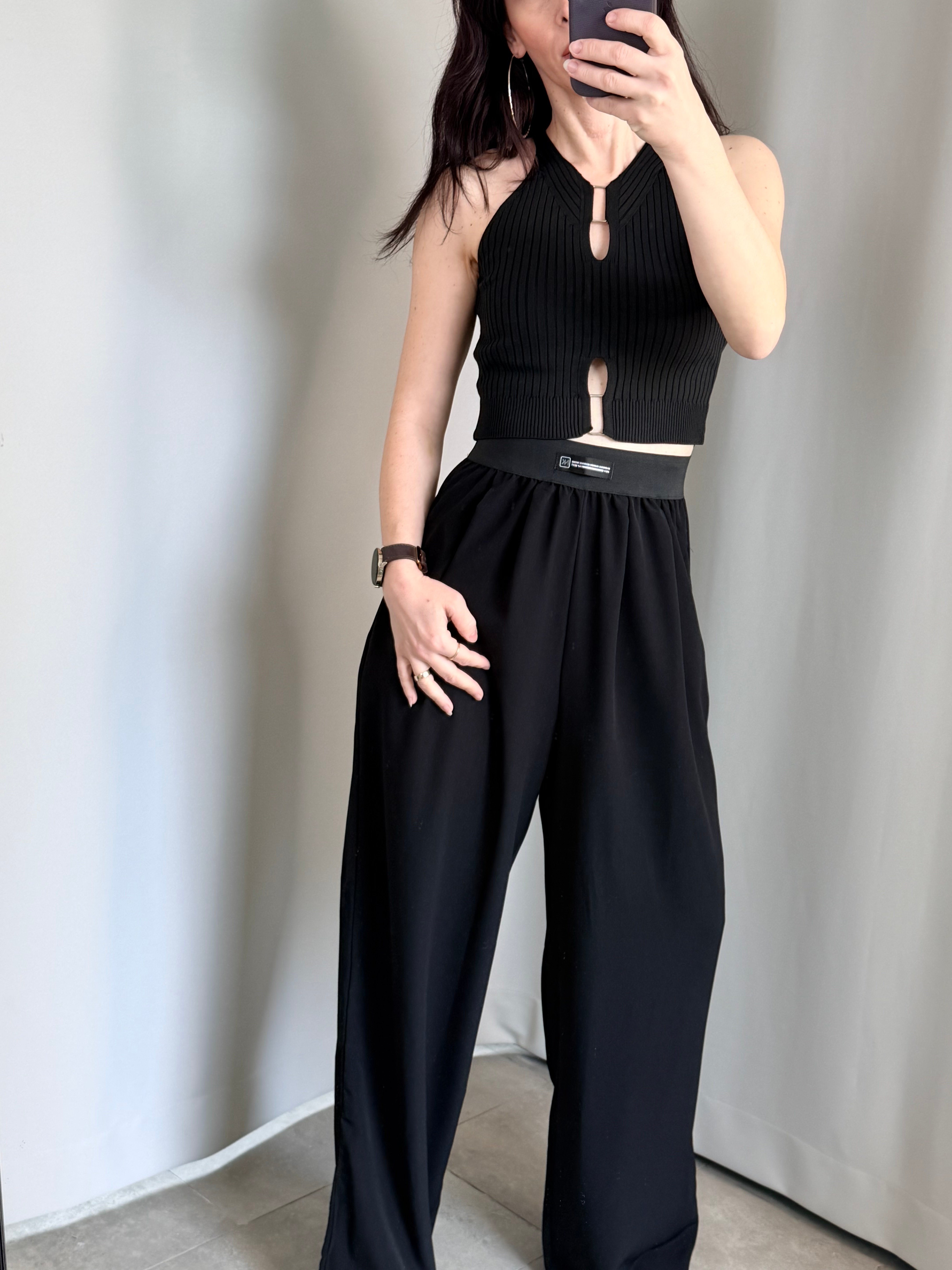 Toka Detaylı Siyah Crop