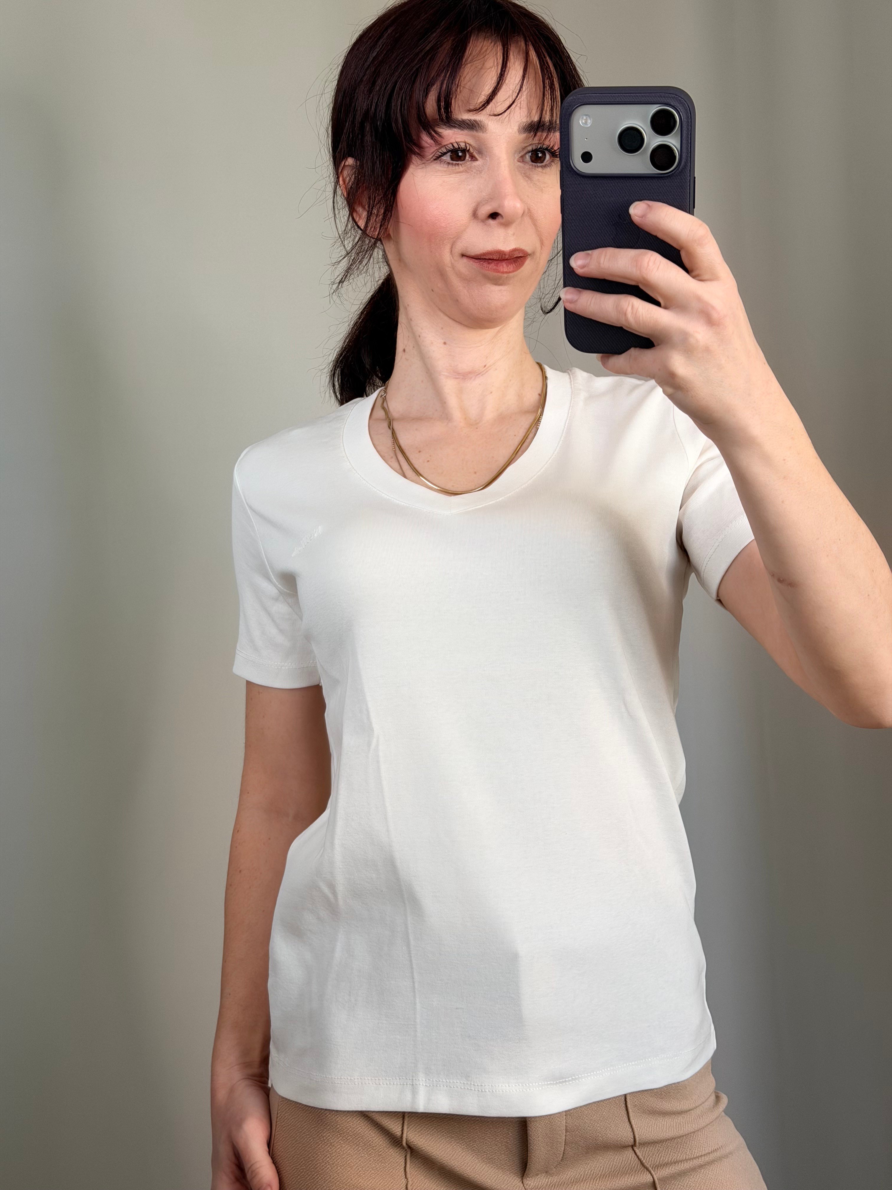 V Yaka Marka Beyaz T-shirt