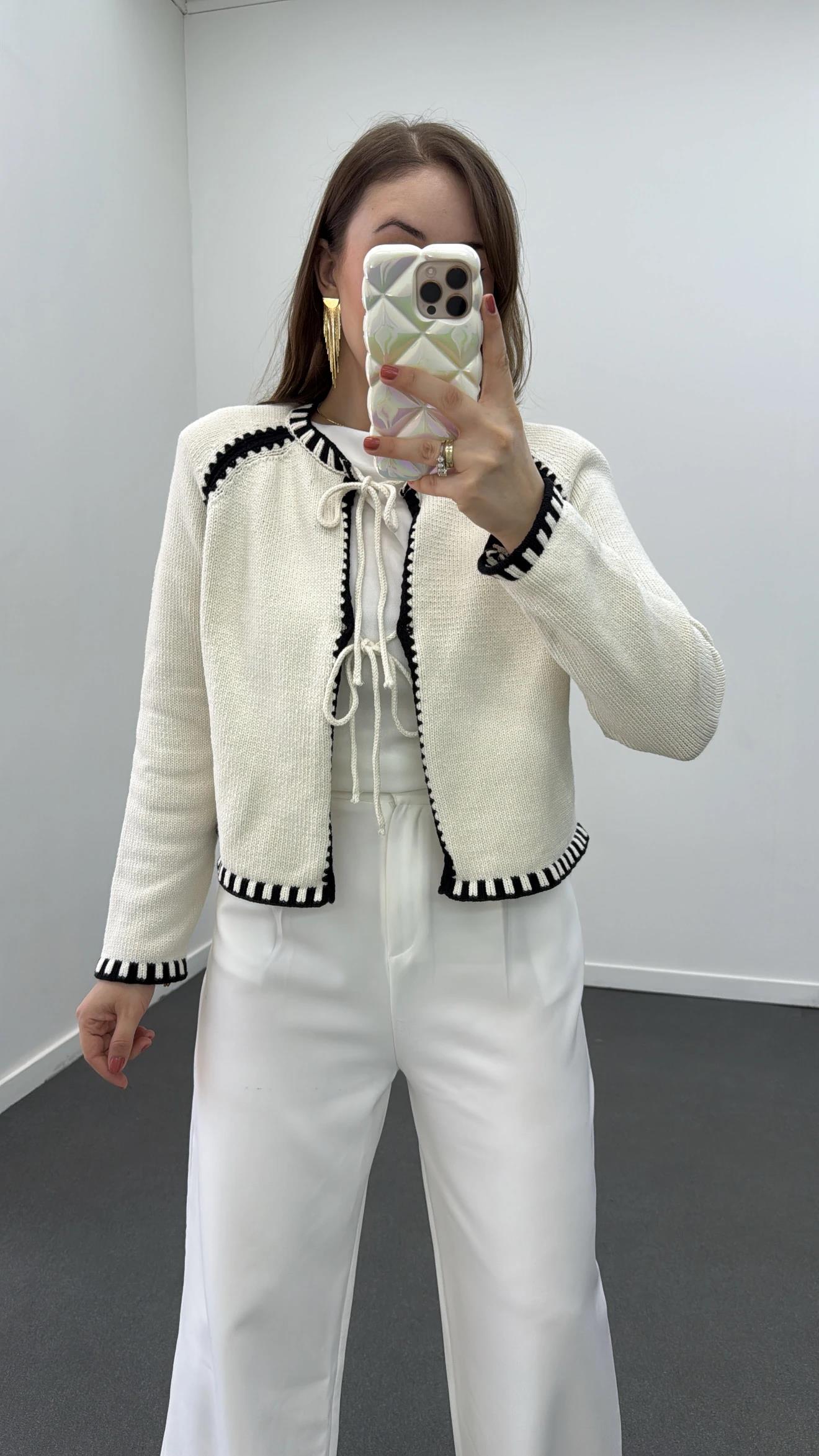 Afra Krem Siyah Kontrast Dikişli Hırka