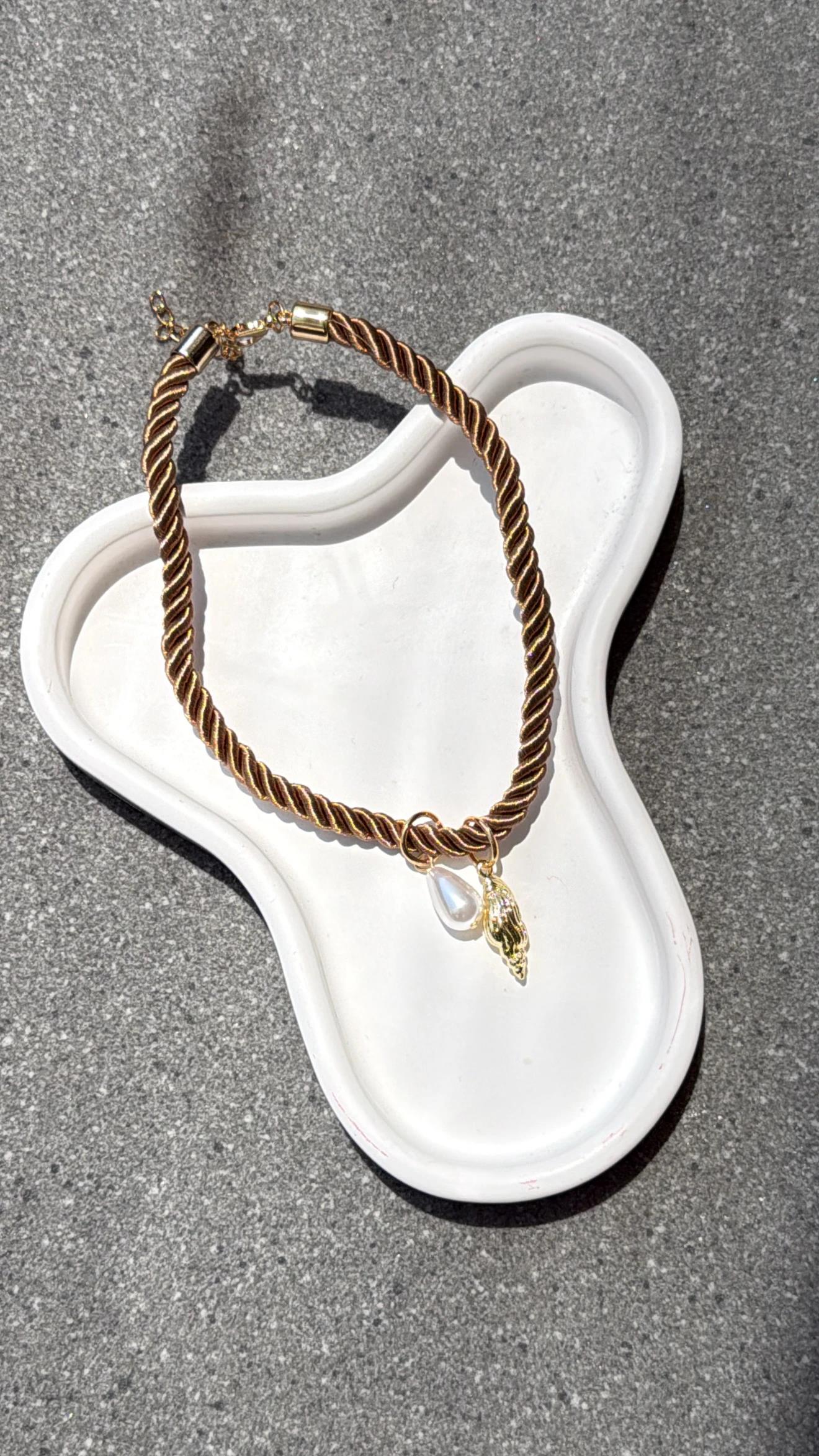 Amara Deniz Kabuğu Kahve İpli Choker Kolye