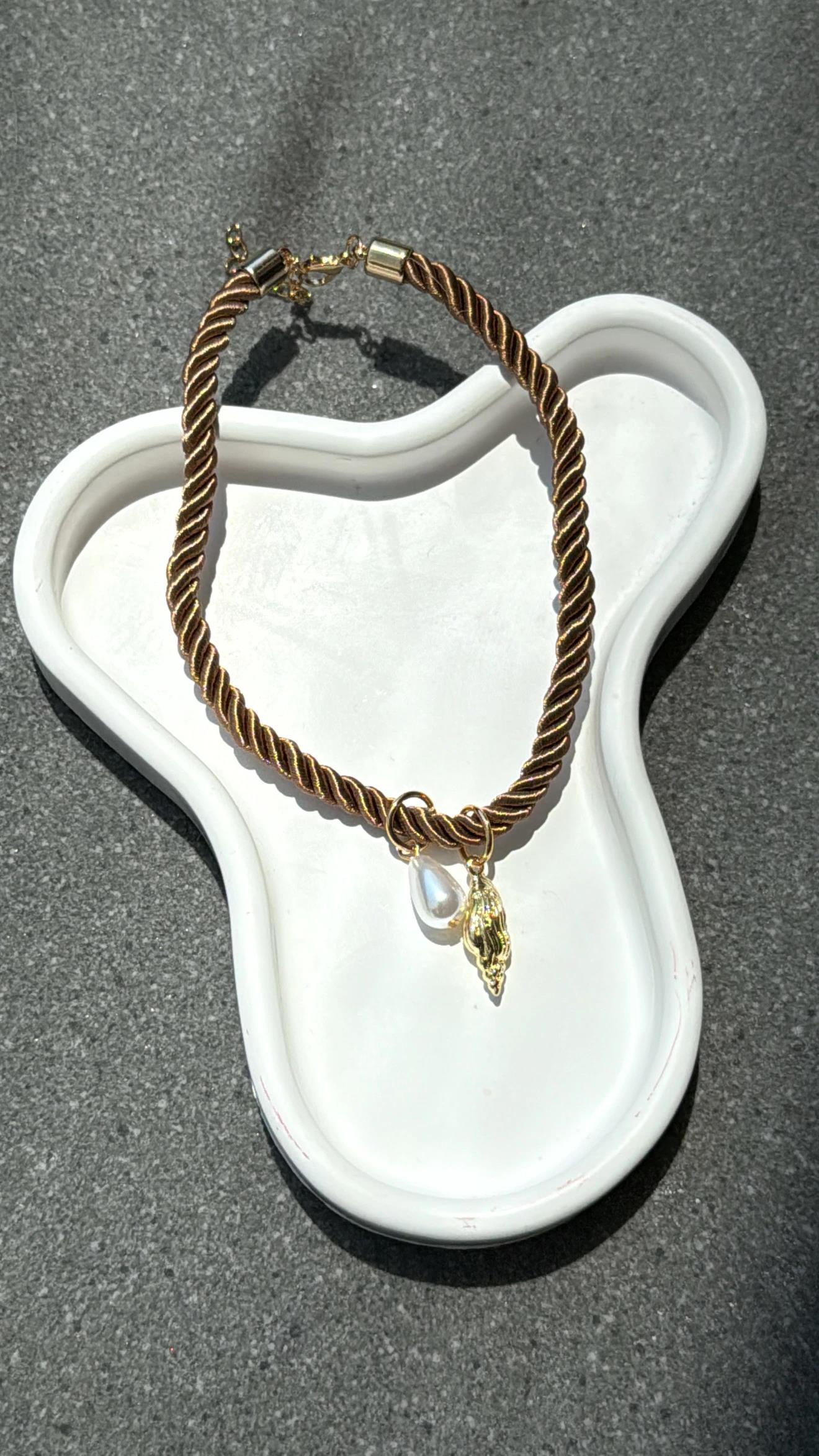 Amara Deniz Kabuğu Kahve İpli Choker Kolye