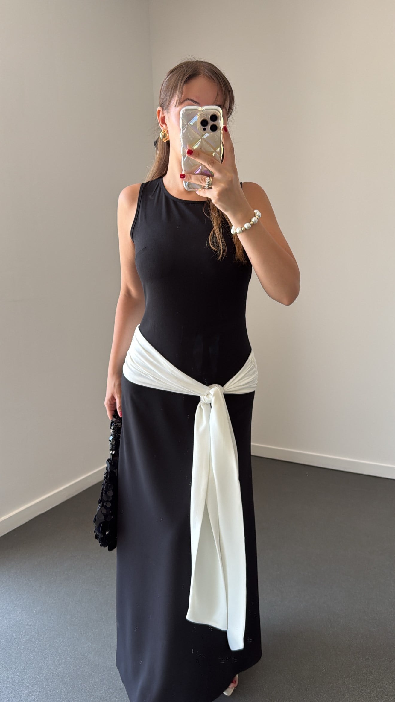 Amore Siyah Beyaz Kuşaklı Maxi Premium Elbise