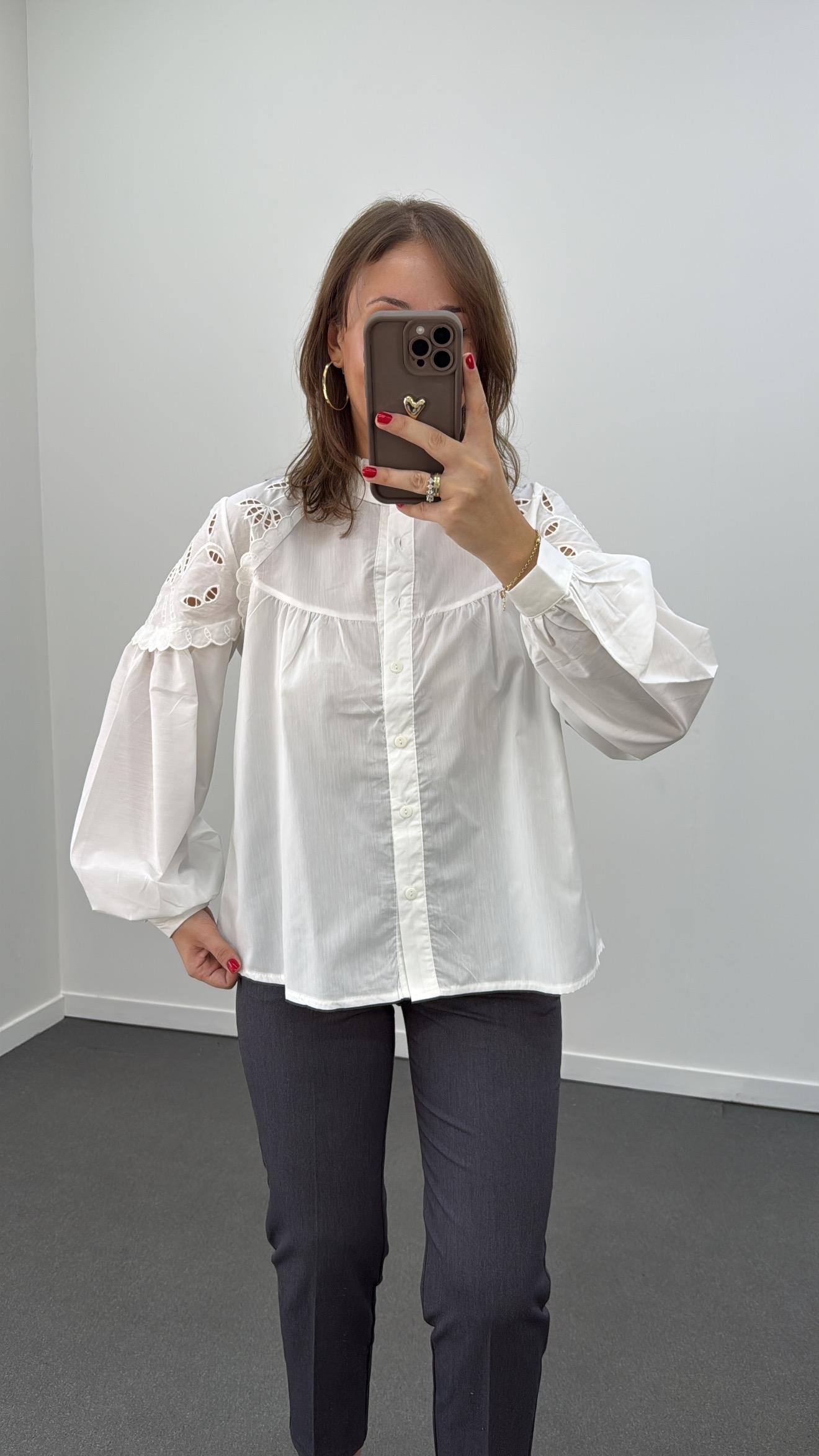 Belle Omuzları Fistolu Özel Tasarım Gömlek