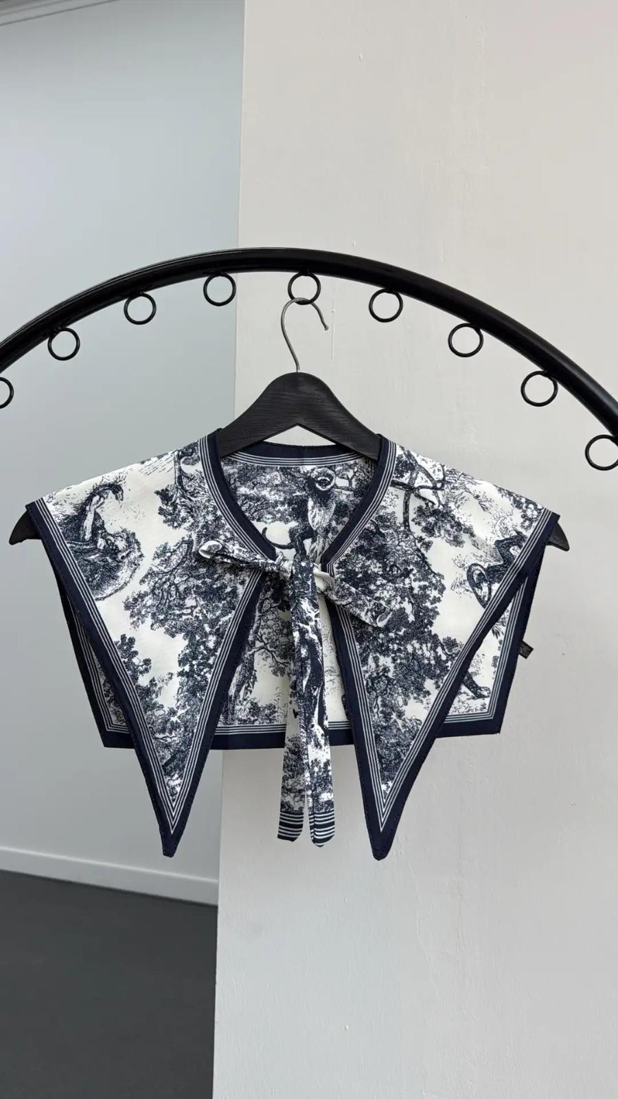 Black Flower Desenli Yaka Fular