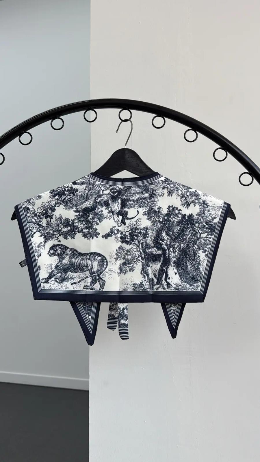 Black Flower Desenli Yaka Fular