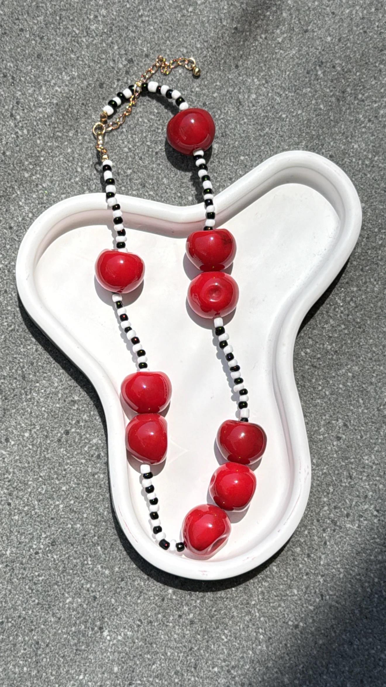 Brianna Cherry Siyah Beyaz Boncuk Kolye