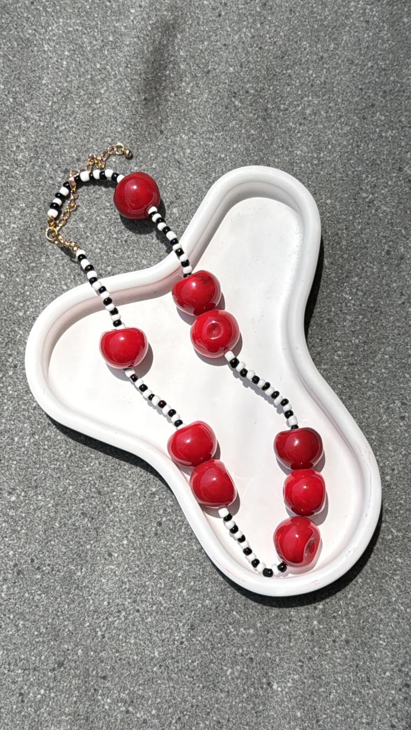 Brianna Cherry Siyah Beyaz Boncuk Kolye