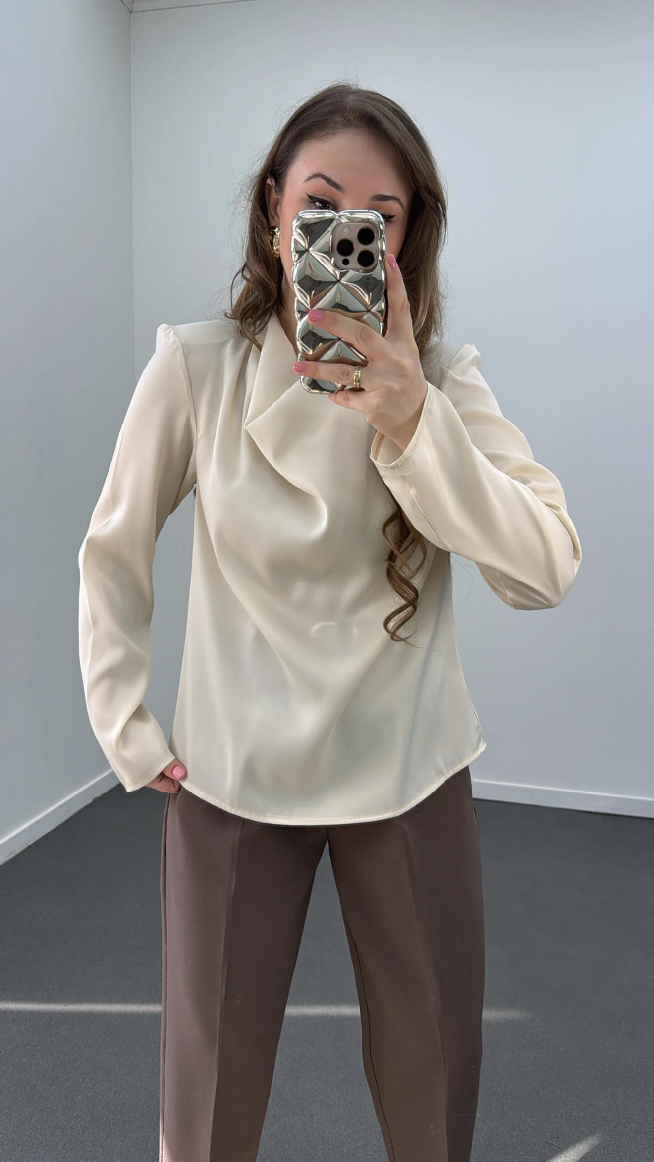 Canel Krem Drape Yakalı Bluz