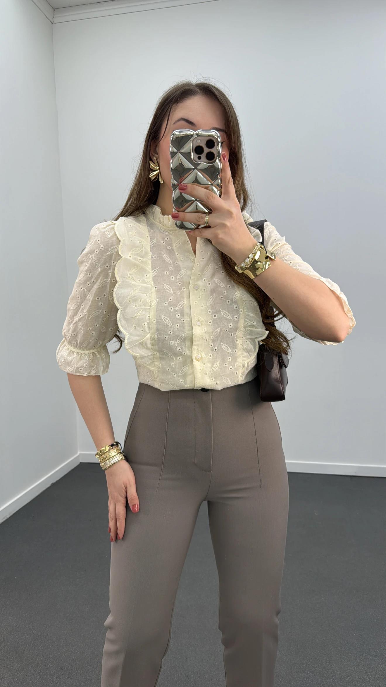 Cigno Krem Fisto İşlemeli Bluz