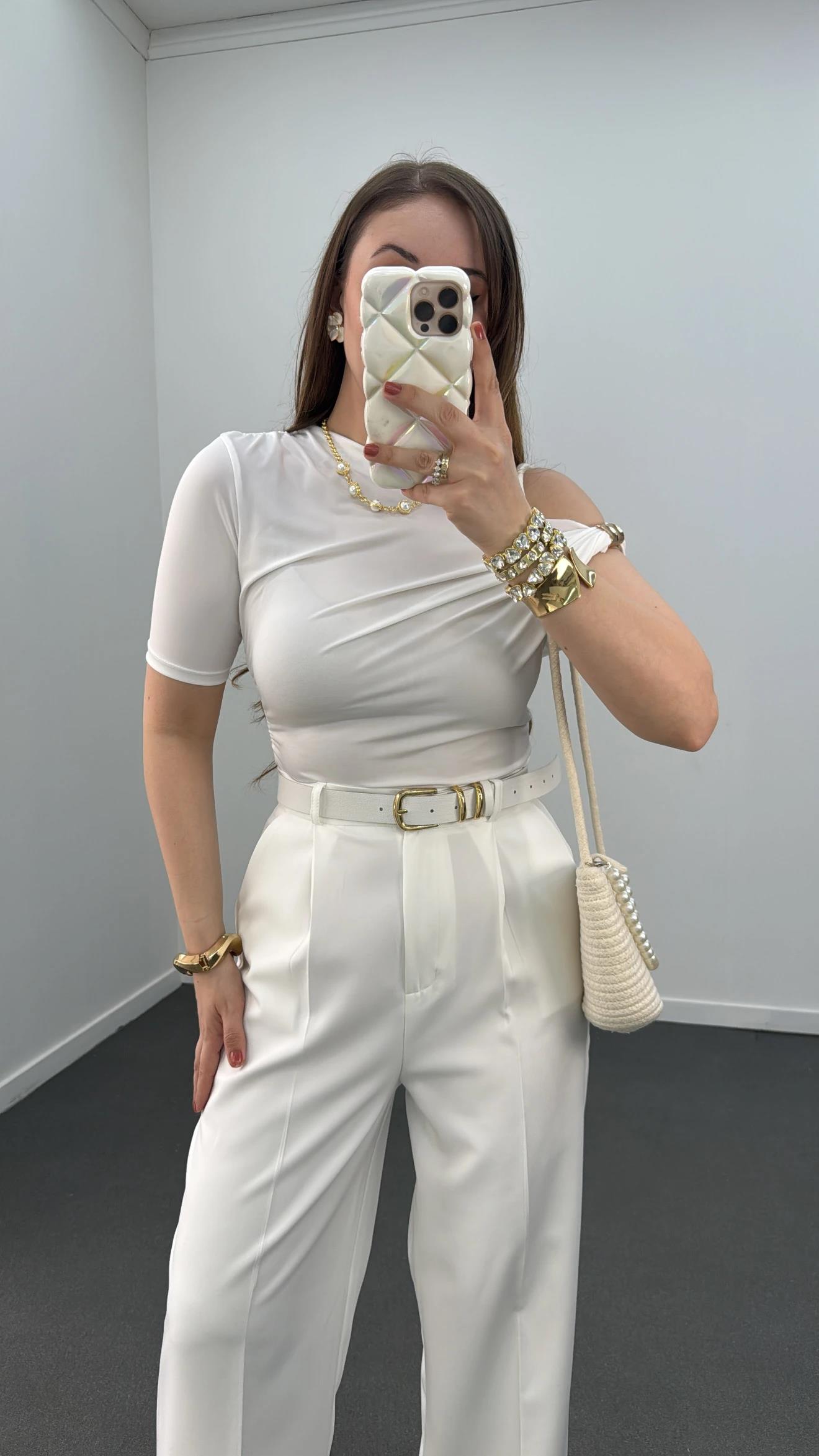 Efide Beyaz Omuz Aksesuarlı Drapeli Bluz