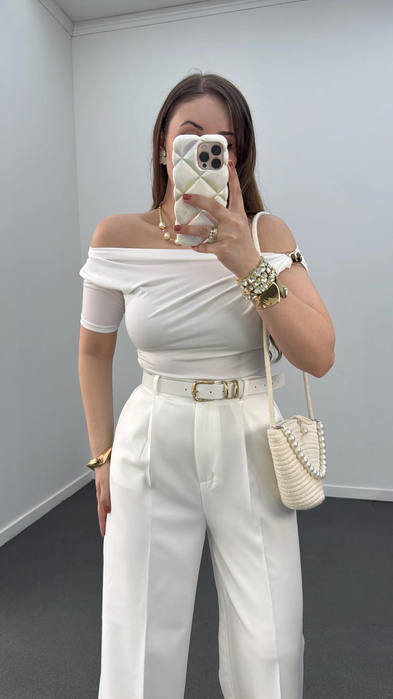 Efide Beyaz Omuz Aksesuarlı Drapeli Bluz