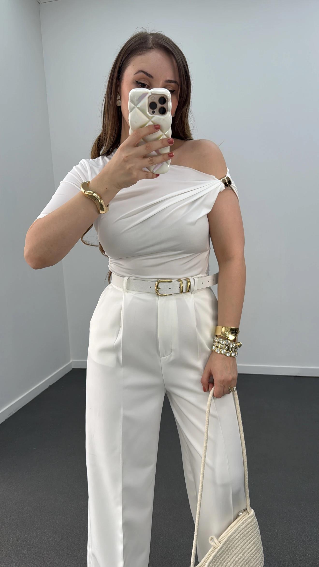 Efide Beyaz Omuz Aksesuarlı Drapeli Bluz