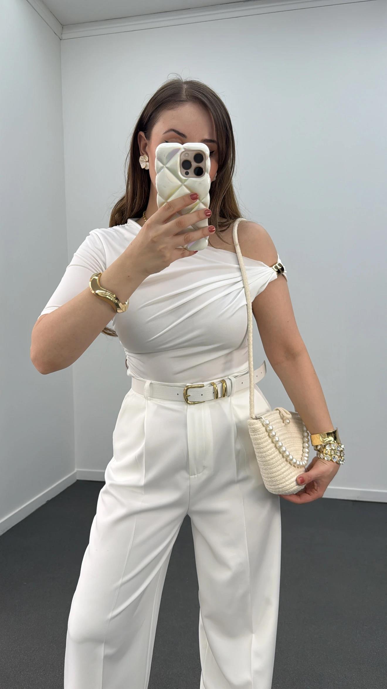 Efide Beyaz Omuz Aksesuarlı Drapeli Bluz