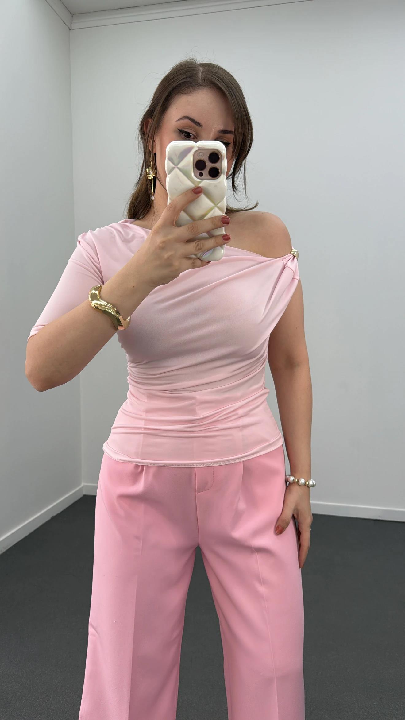 Efide Pembe Omuz Aksesuarlı Drapeli Bluz