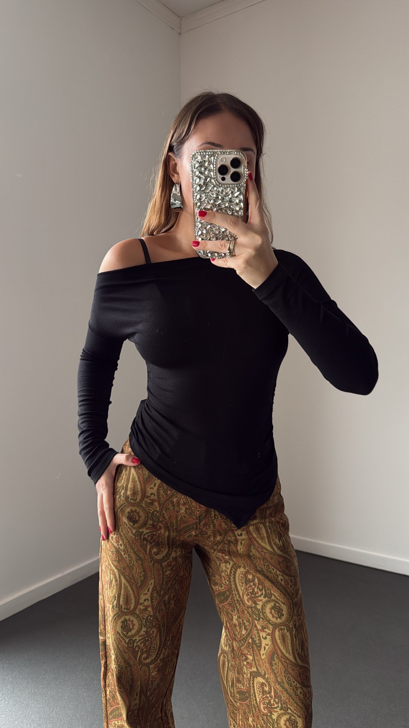 Hana Siyah Kayık Yaka Asimetrik Body