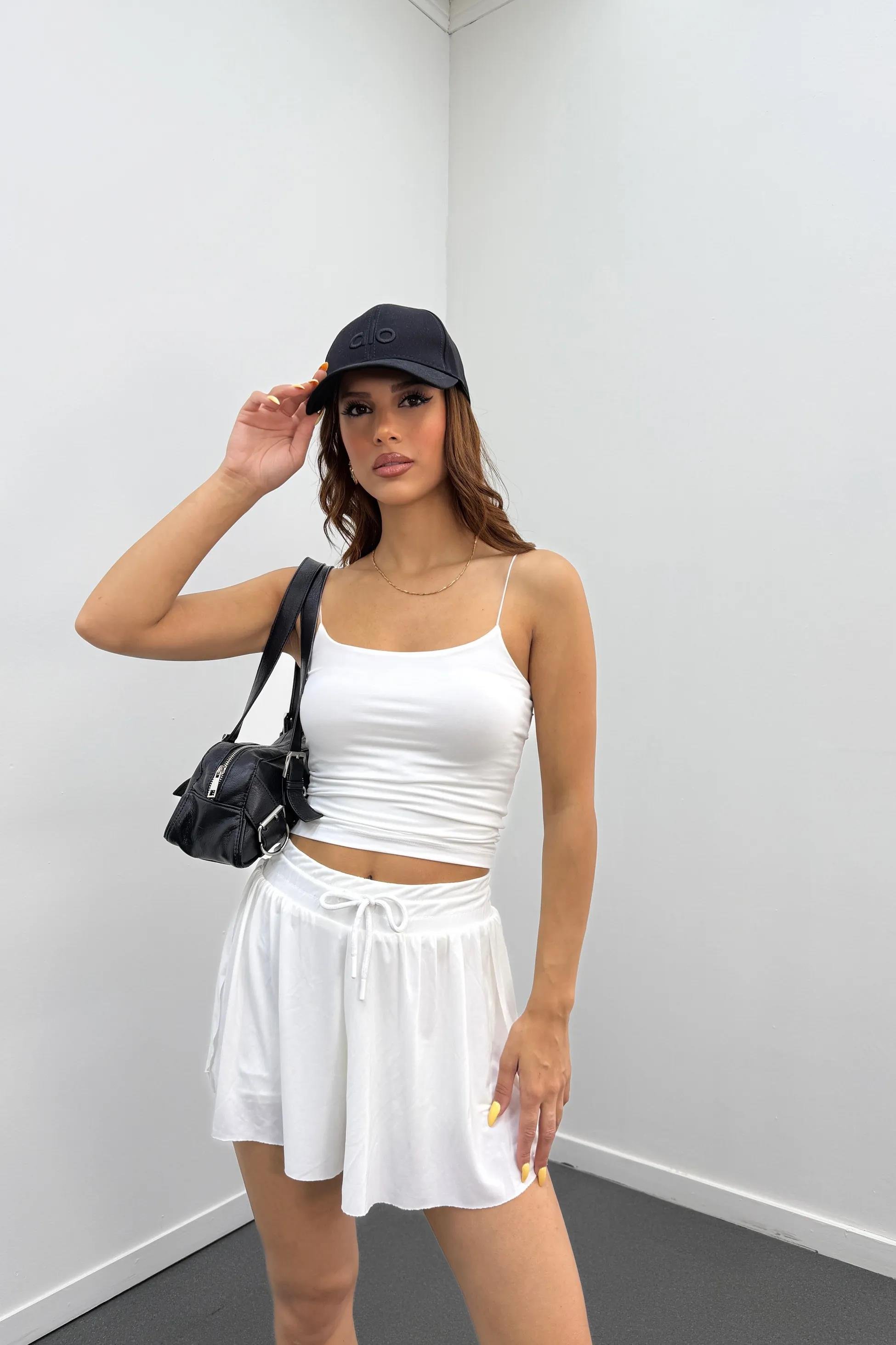 Helis Beyaz Mini Dökümlü Şort