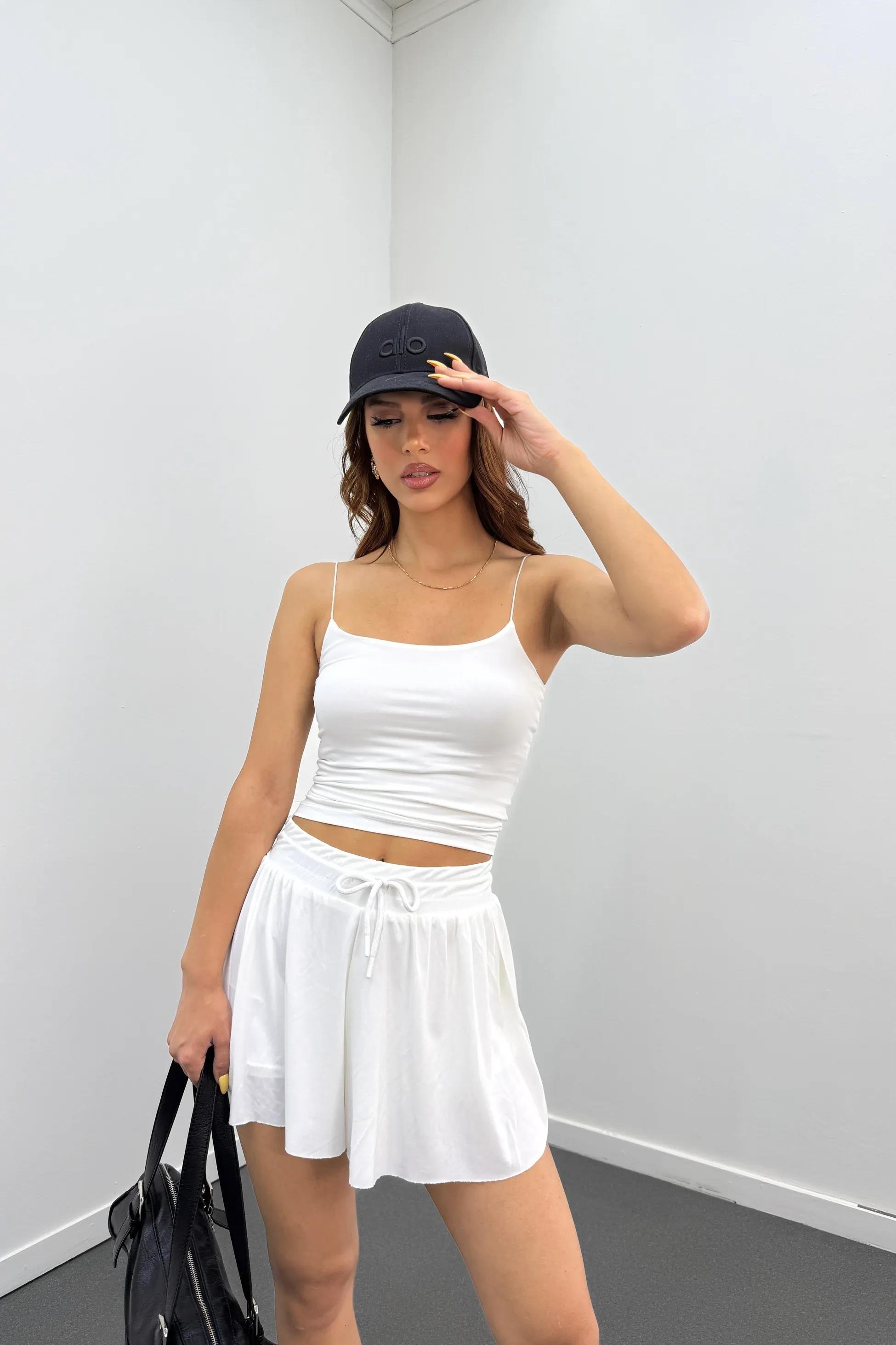 Helis Beyaz Mini Dökümlü Şort