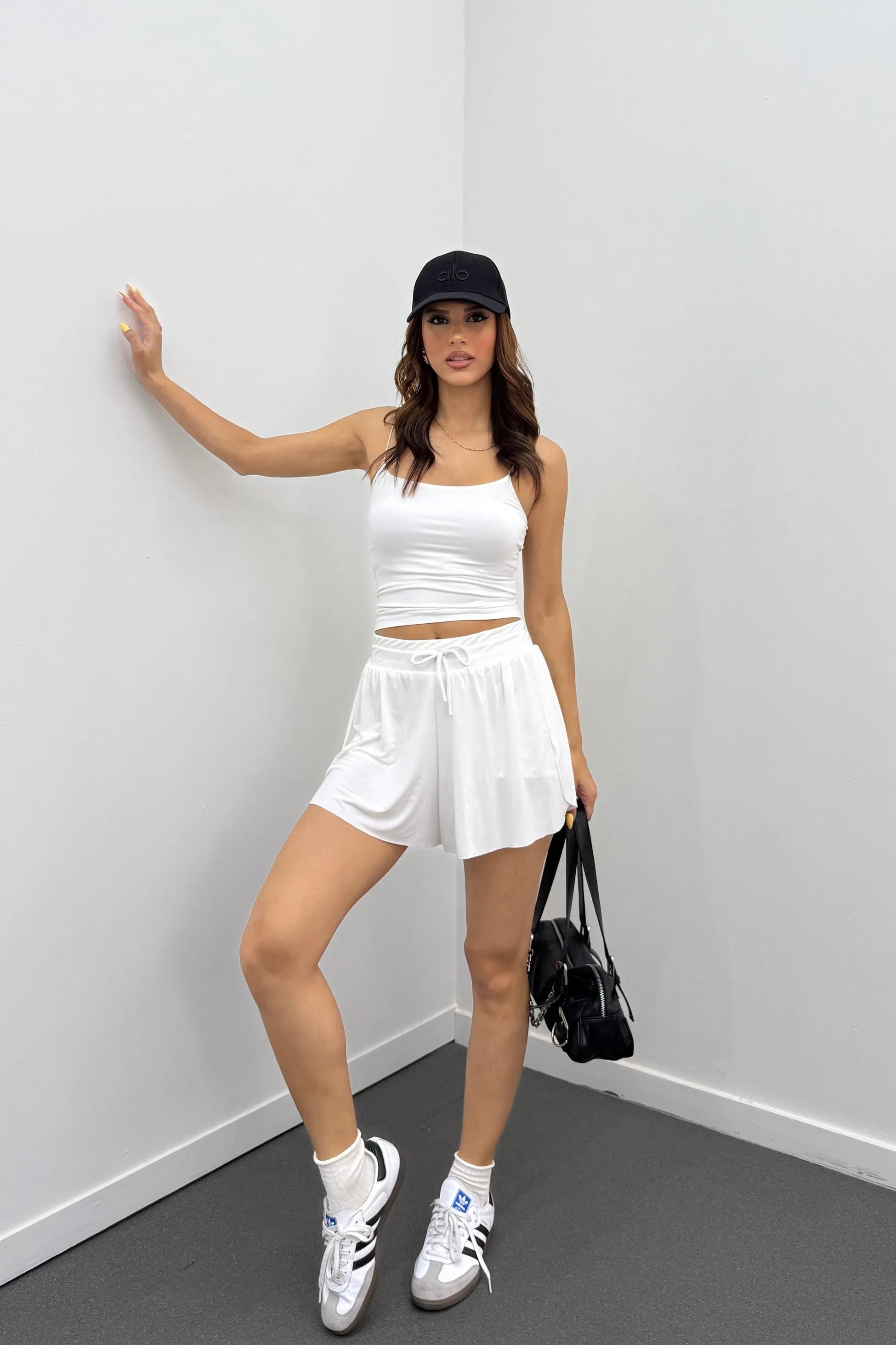 Helis Beyaz Mini Dökümlü Şort