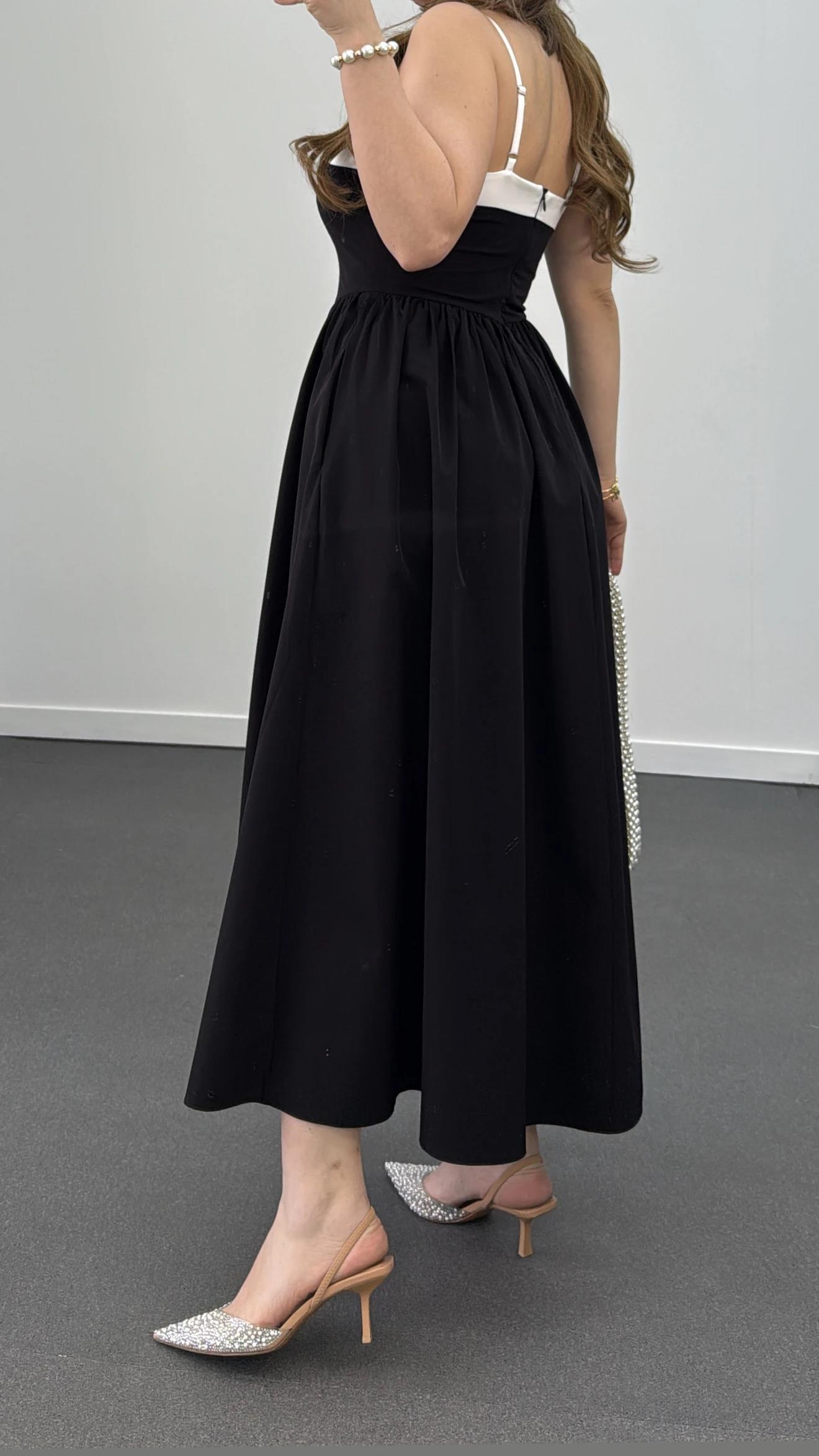 Hera Siyah Beyaz Askılı Pileli Maxi Elbise