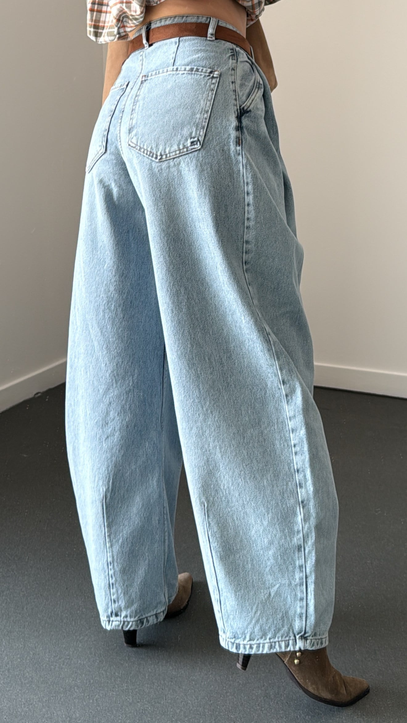 Hype Kar Yıkamalı Pileli Yanı Cepli Barrel Fit Jeans