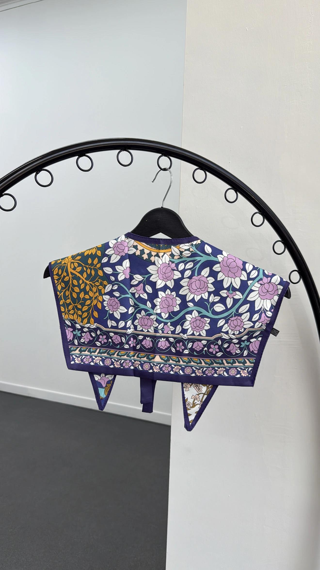 Iris Mor Çiçek Desenli Yaka Fular