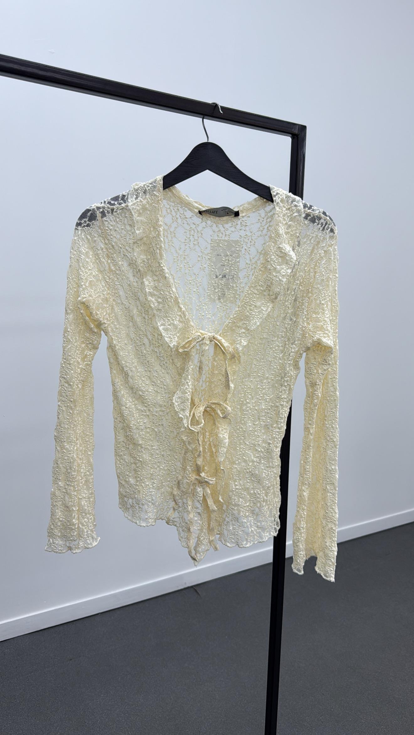 Kaıden Krem Yakası Volanlı Dantel Bluz