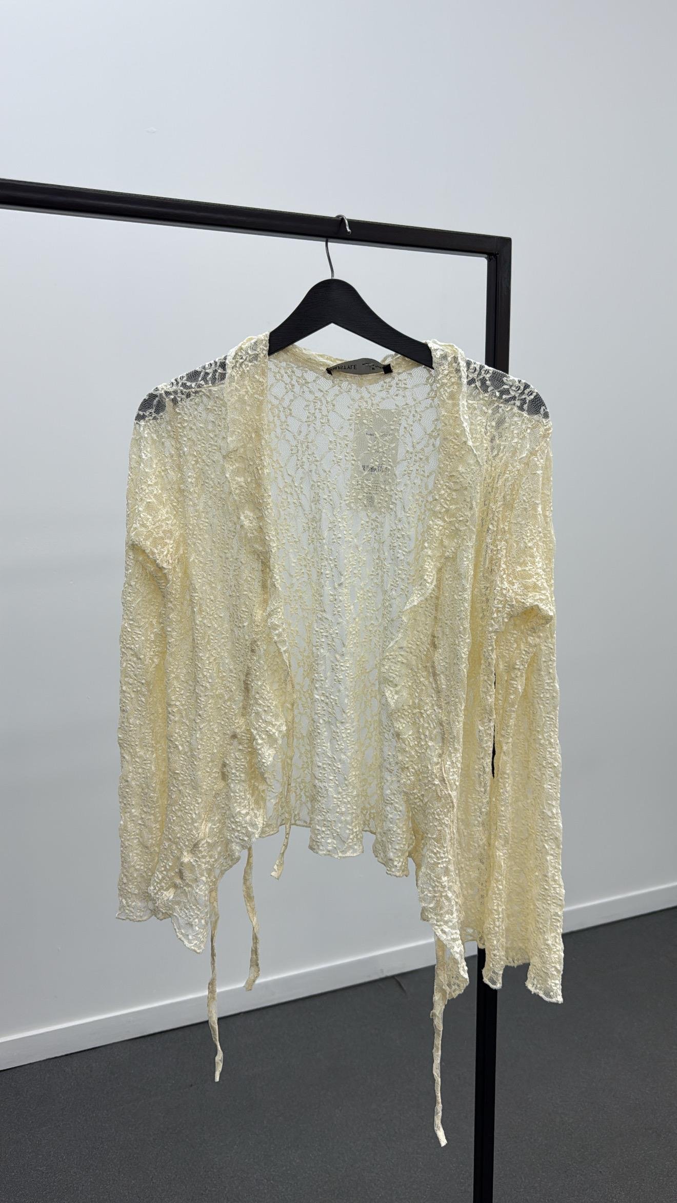 Kaıden Krem Yakası Volanlı Dantel Bluz