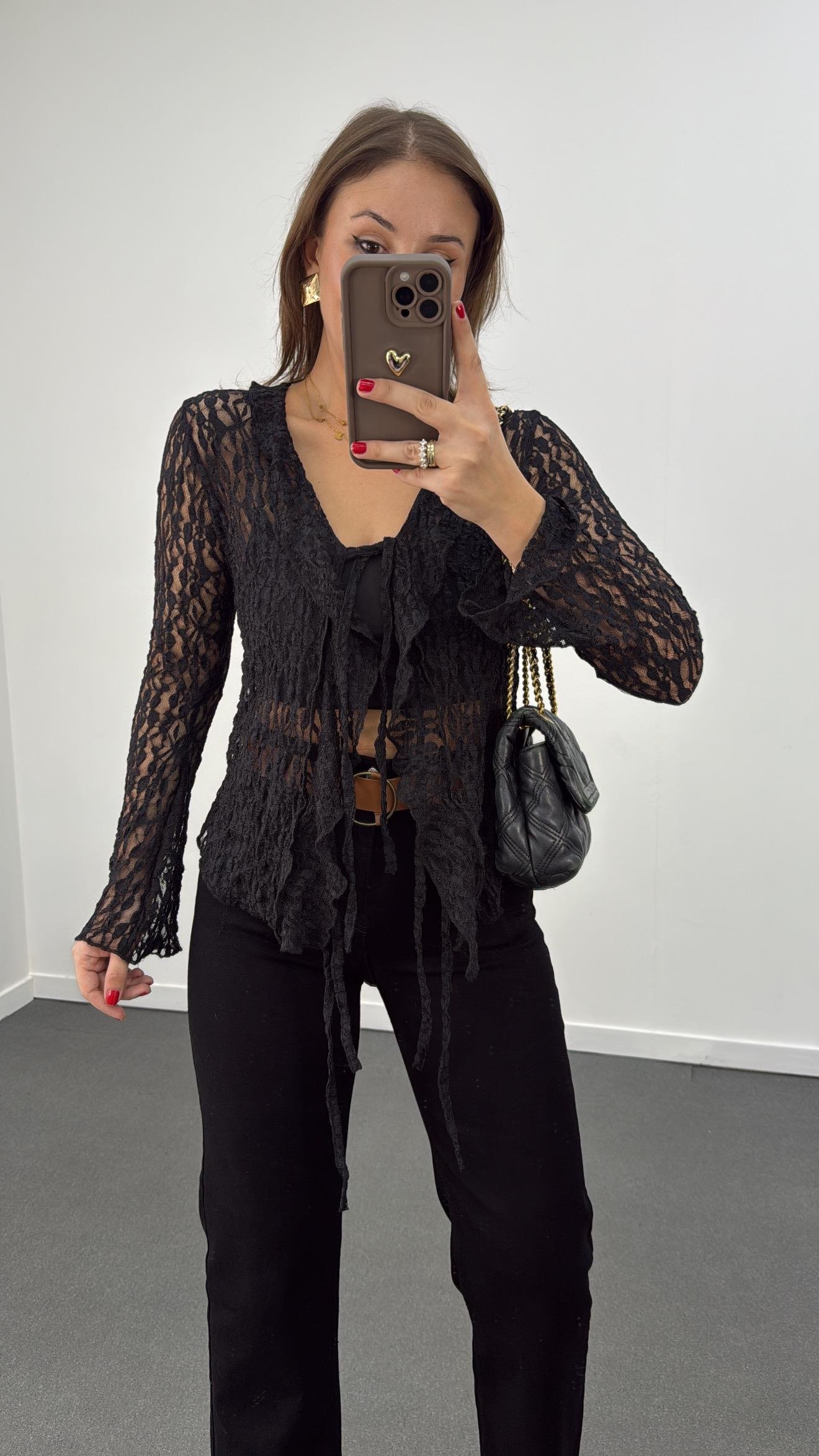 Kaıden Siyah Yakası Volanlı Dantel Bluz