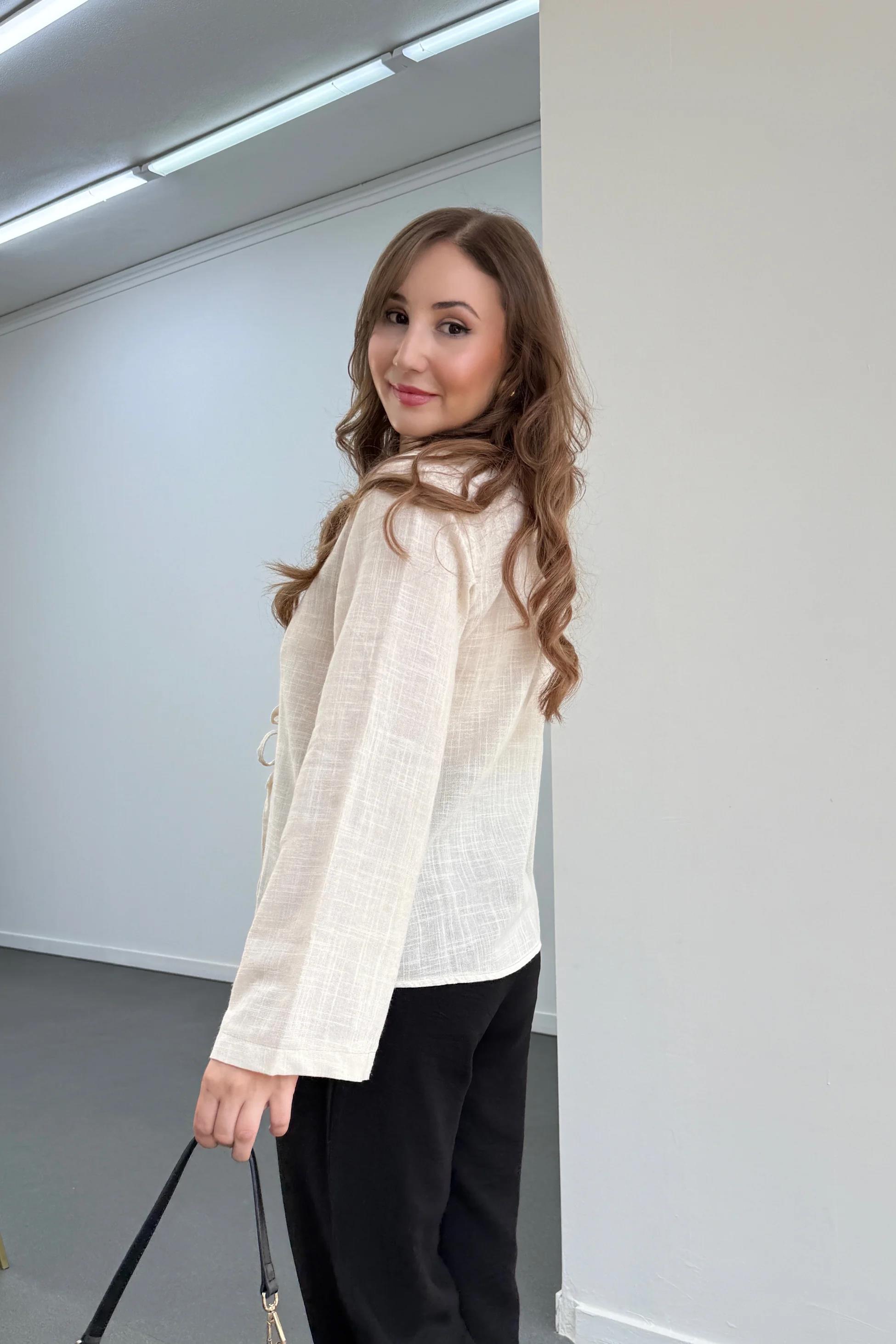 Karina Taş Renk Bağlamalı Keten Bluz