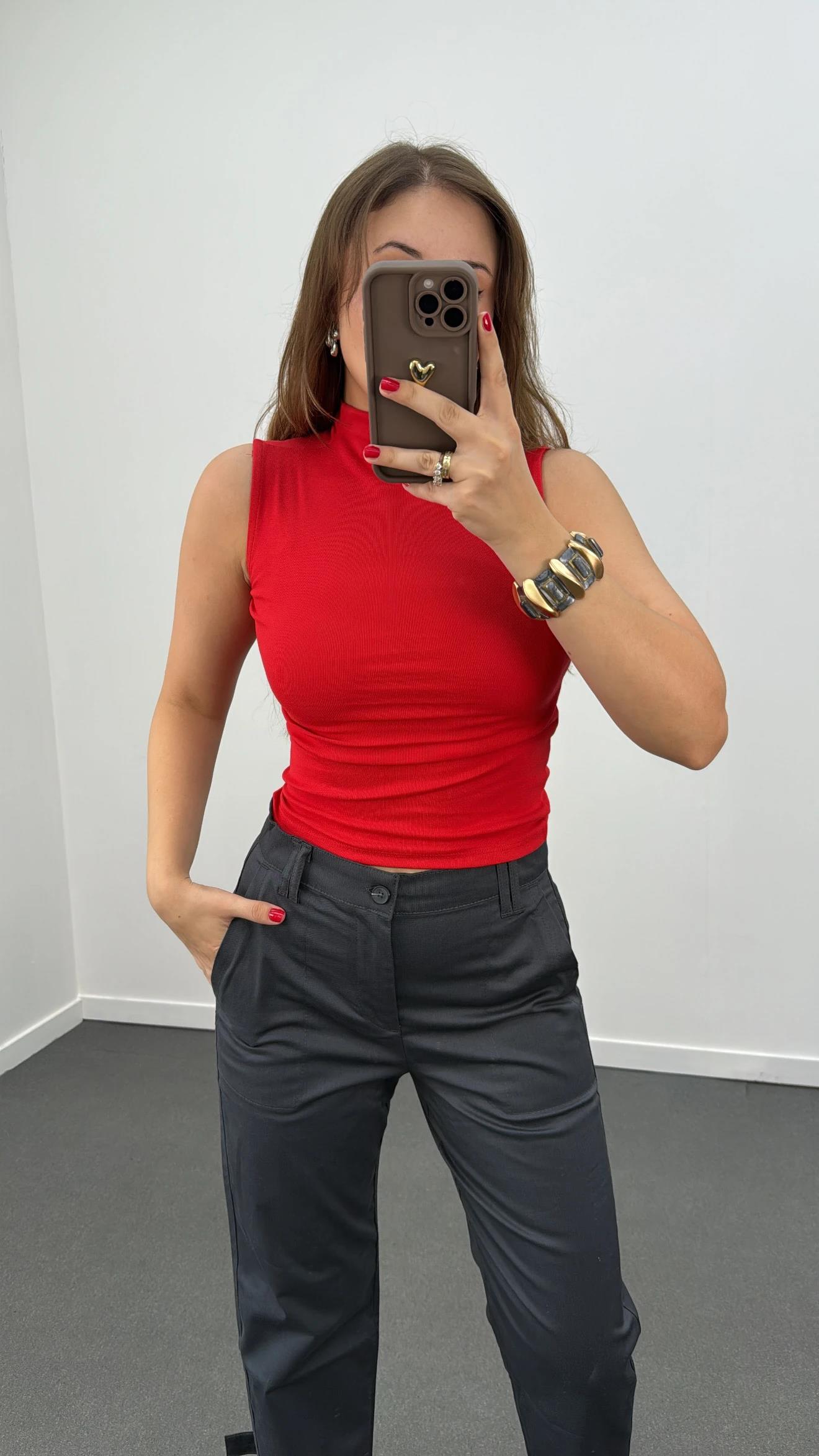 Kırmızı Yarım Boğazlı Sıfır Kol Bluz