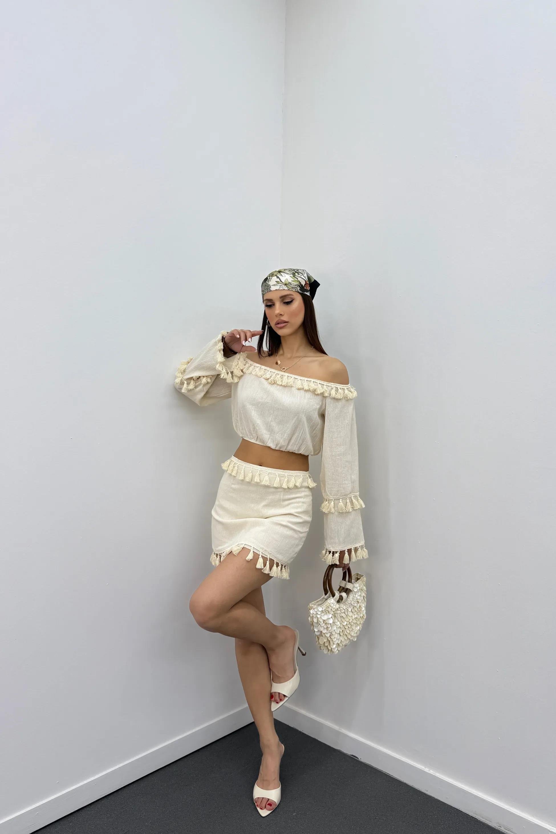 Ladin Krem Püsküllü Madonna Bluz Ve Mini Etek Takımı