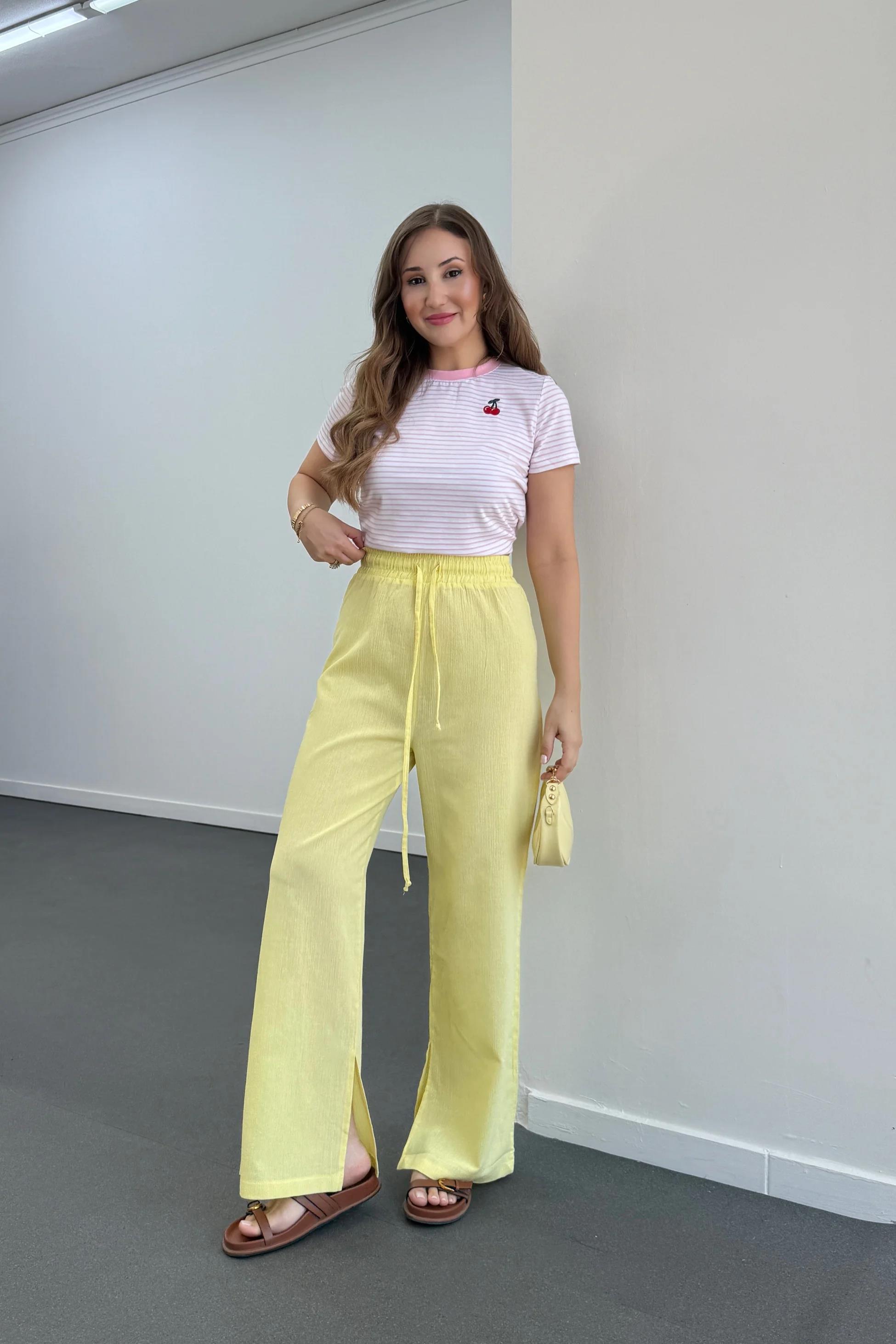 Larmina Sarı Yırtmaç Detaylı Dökümlü Pantolon