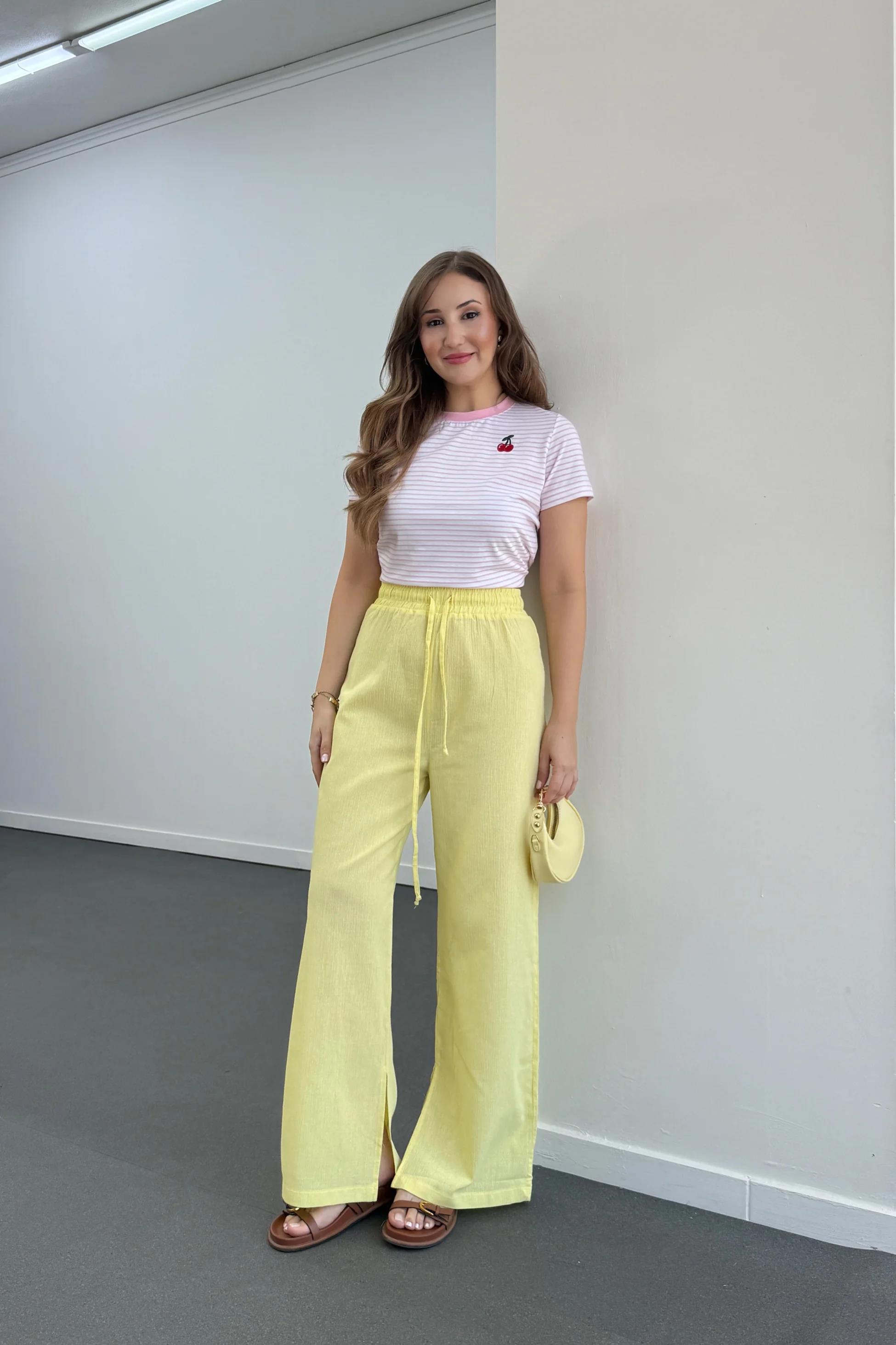 Larmina Sarı Yırtmaç Detaylı Dökümlü Pantolon