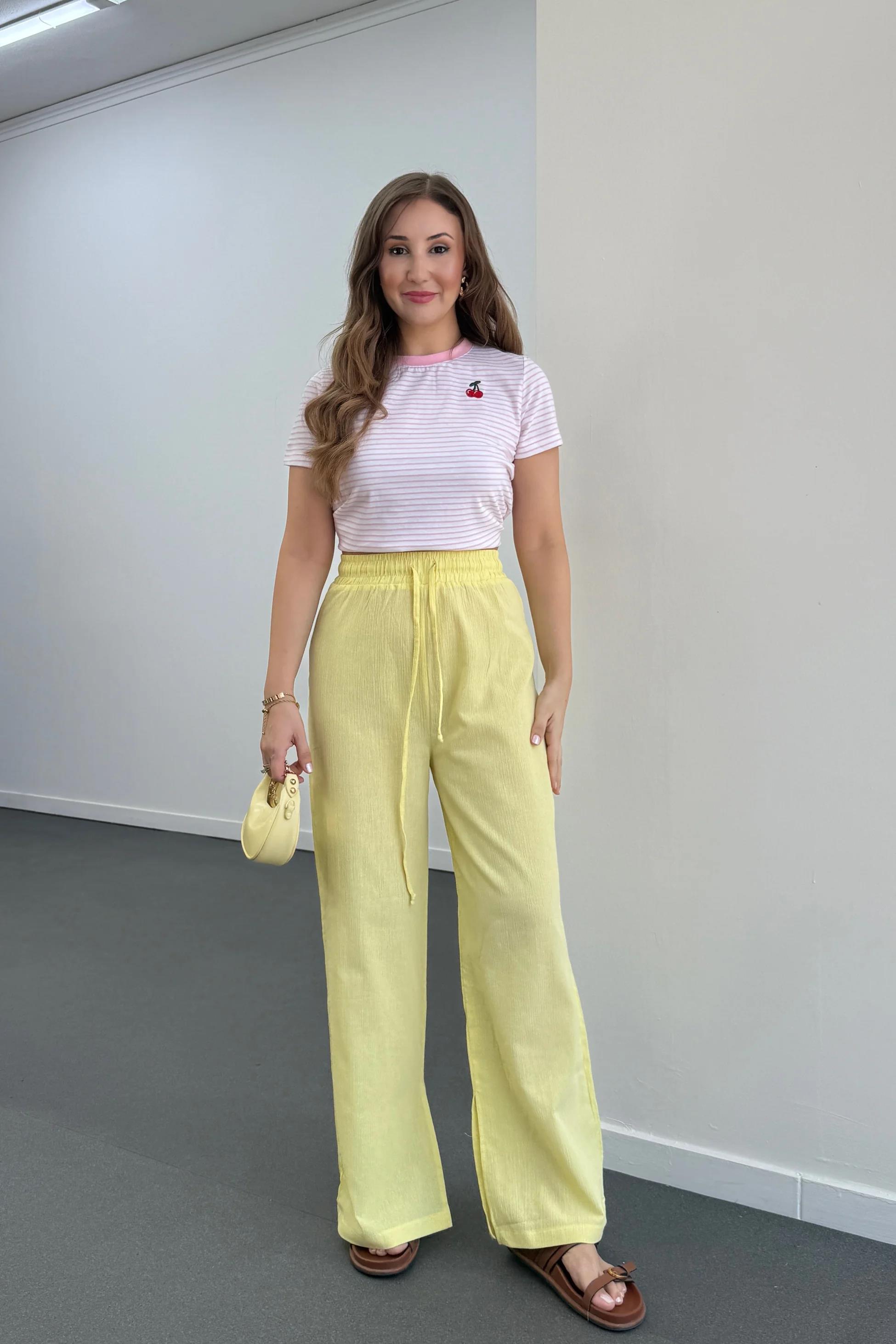 Larmina Sarı Yırtmaç Detaylı Dökümlü Pantolon