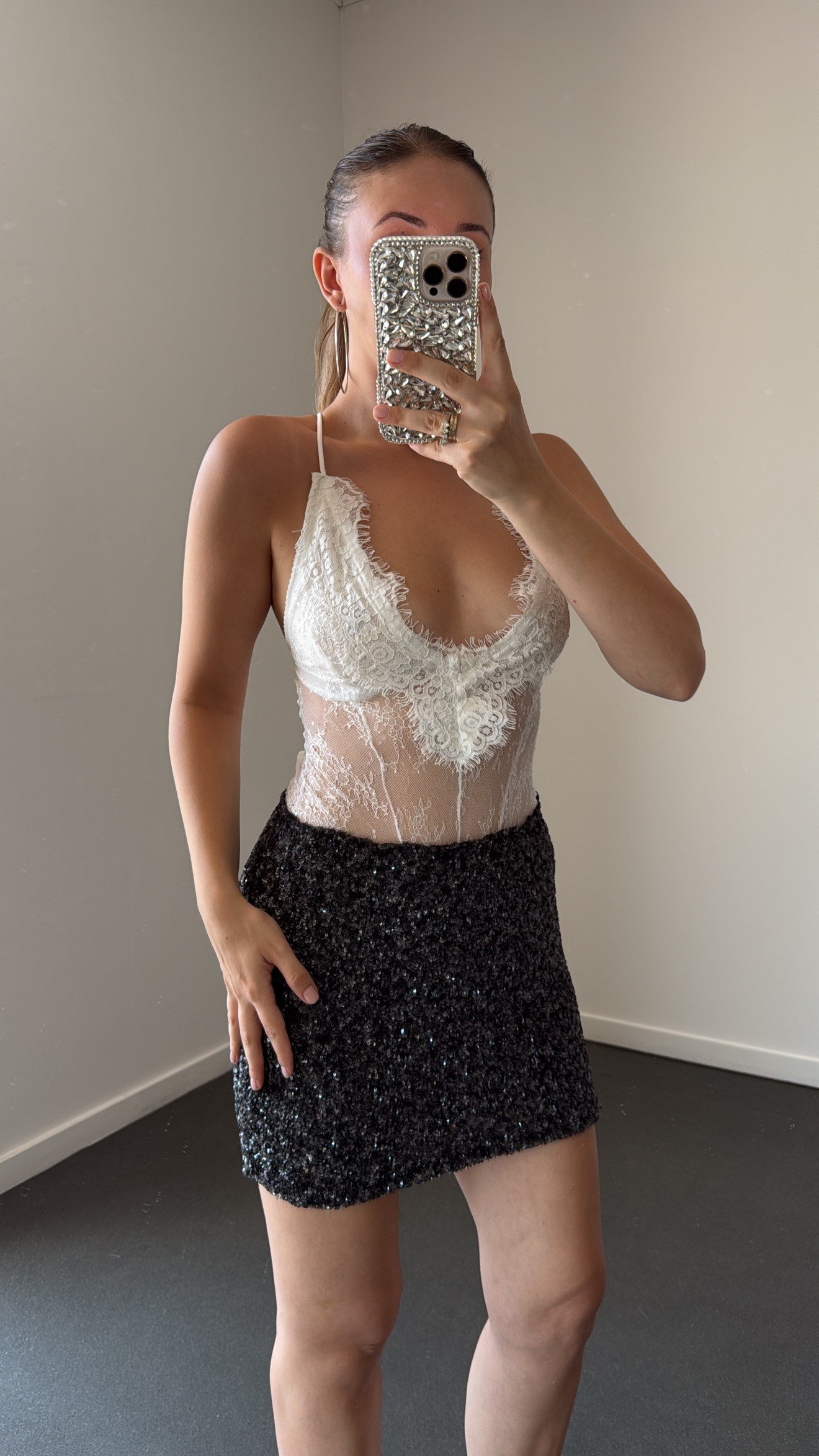 Ludmila Beyaz Dantelli Pul Payet İşlemeli Bodysuit