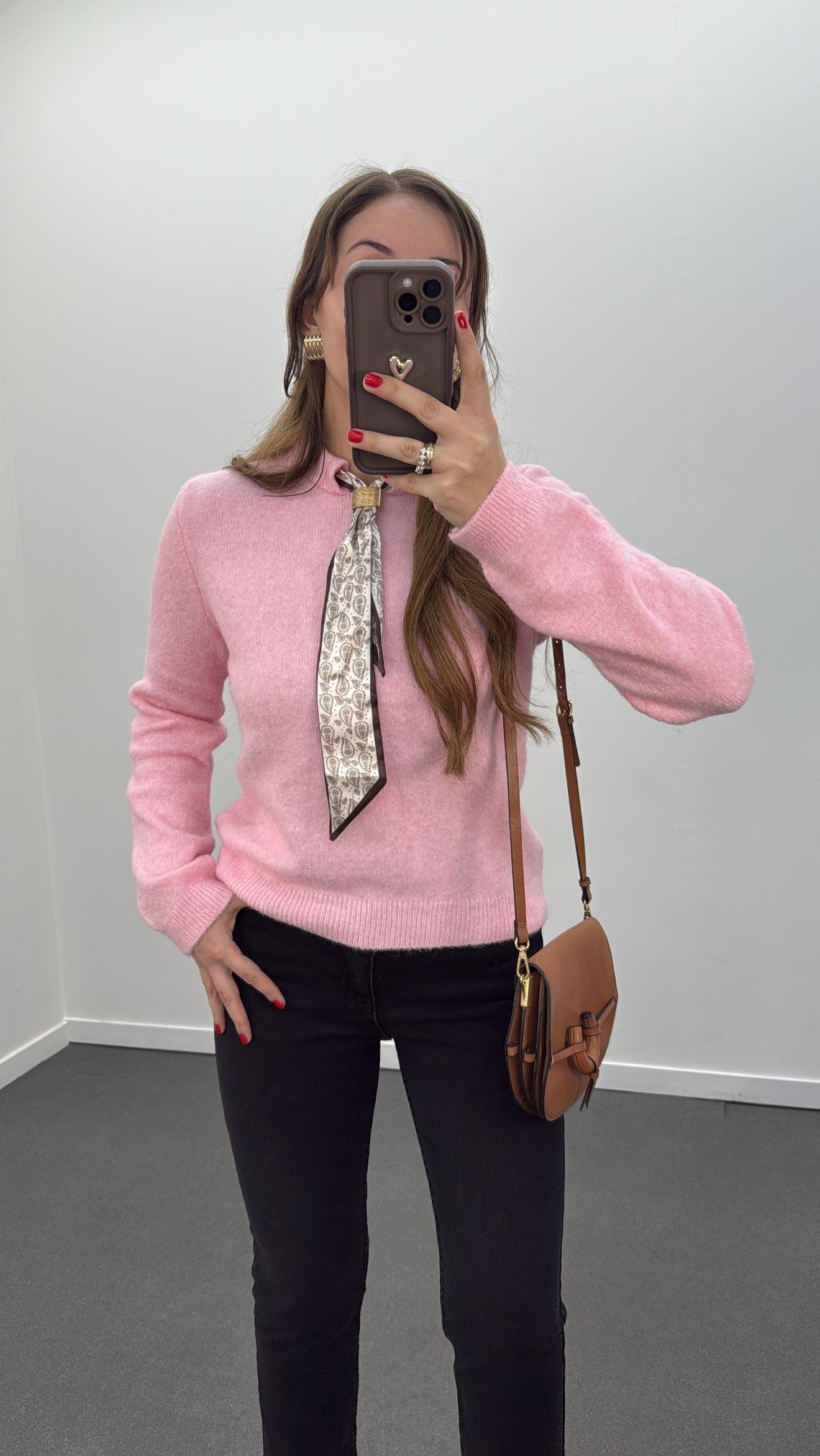 Mehri Pembe Fularlı Broş Aksesuarlı Triko Kazak