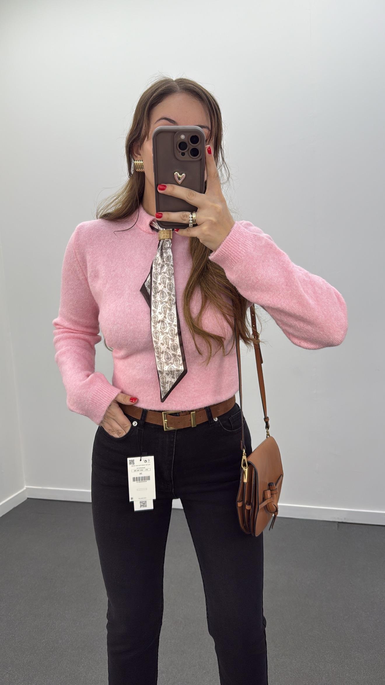 Mehri Pembe Fularlı Broş Aksesuarlı Triko Kazak