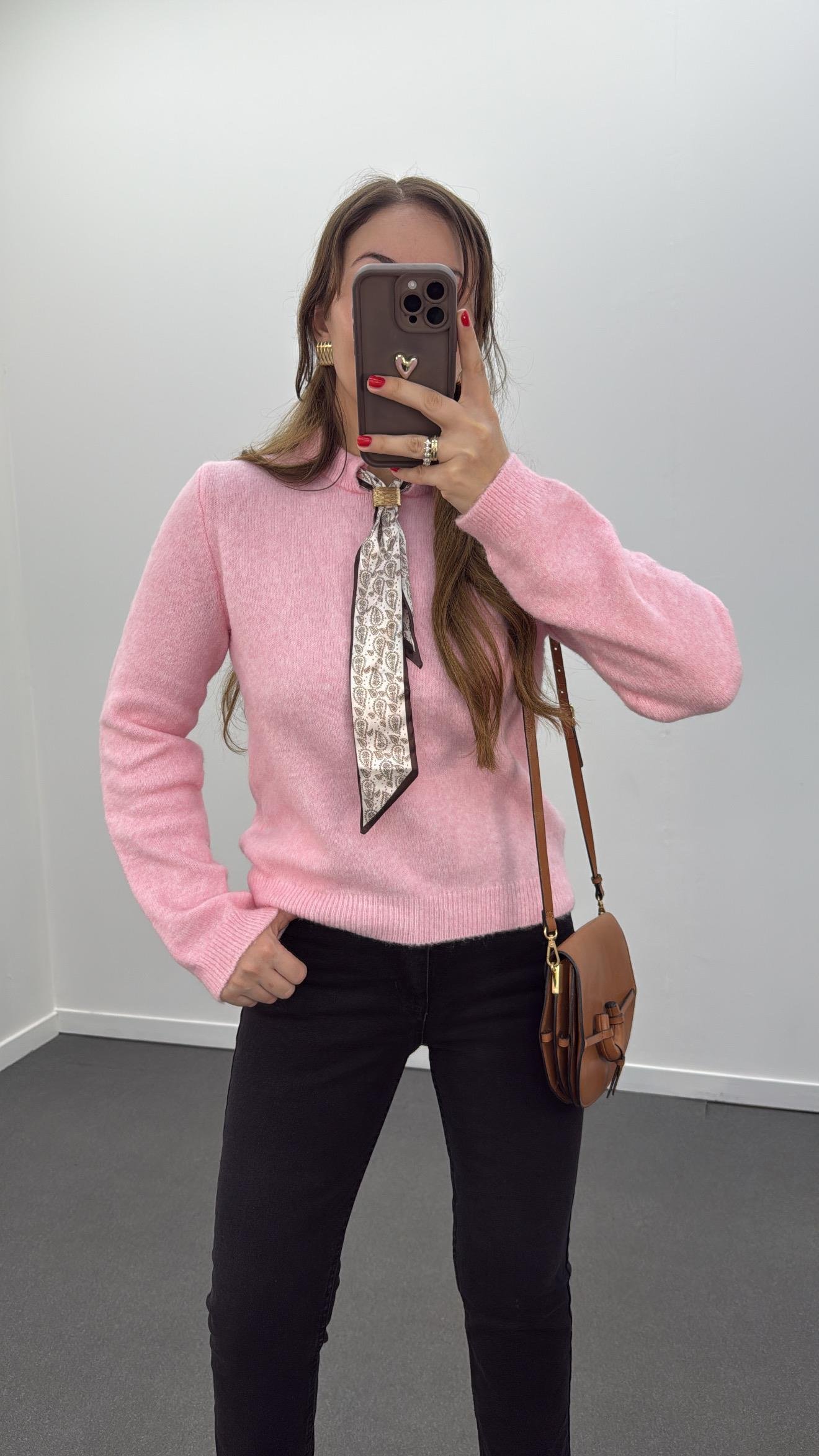 Mehri Pembe Fularlı Broş Aksesuarlı Triko Kazak