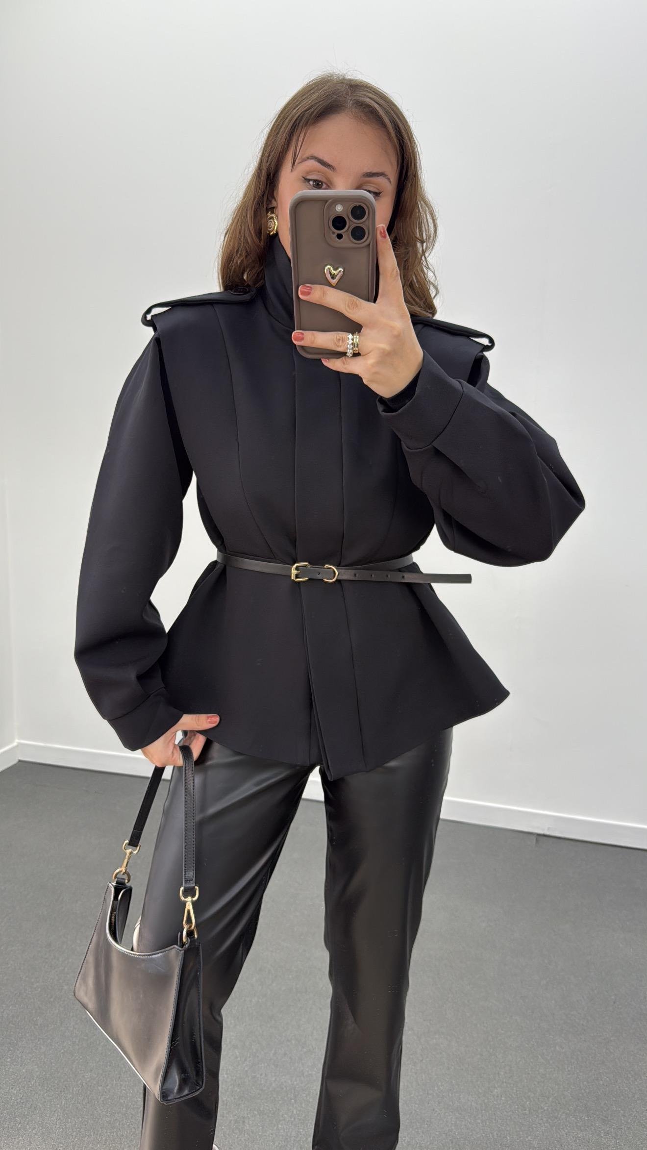 Minju Siyah Vatkalı Full Düğmeli Kemerli Ceket