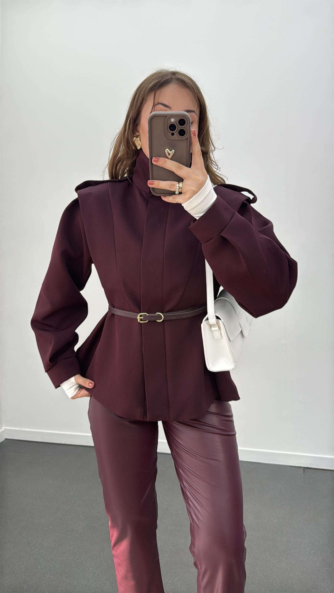 Minju Siyah Vatkalı Full Düğmeli Kemerli Ceket