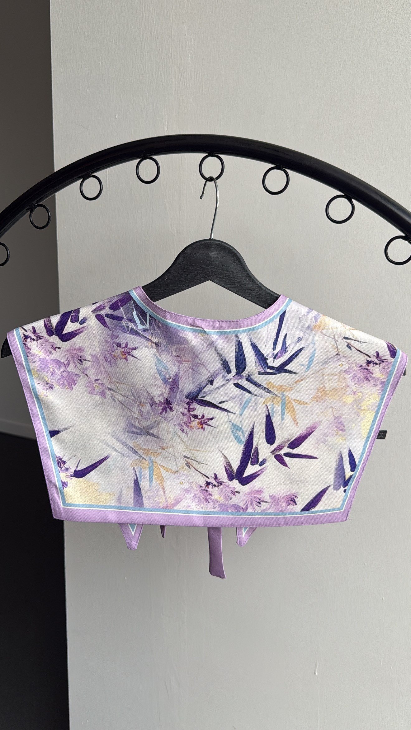 Plumeria Lila Çiçek Desenli Yaka Fular