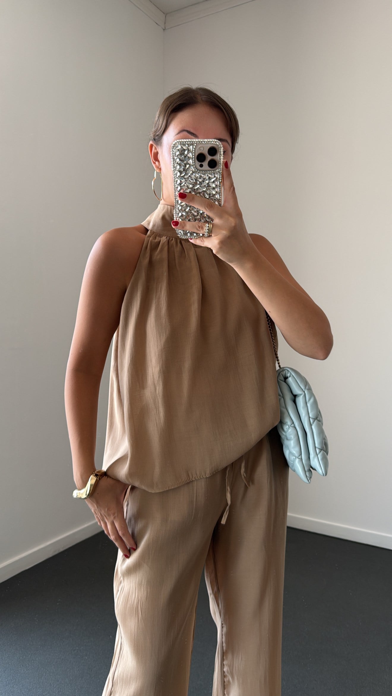 Riven Sütlü Kahve Halter Yaka Bluz Ve Dökümlü Pantolon Takım