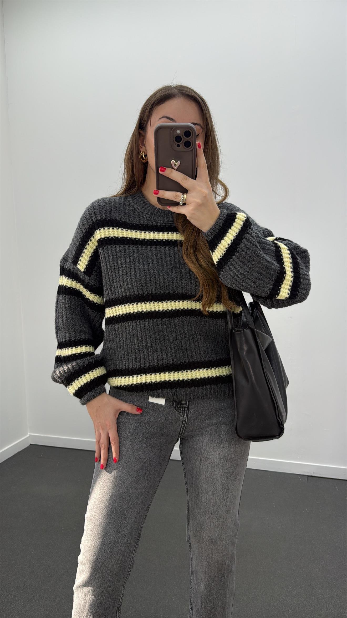 Rosalia Koyu Gri Bisiklet Yaka Çizgili Selanik Kazak