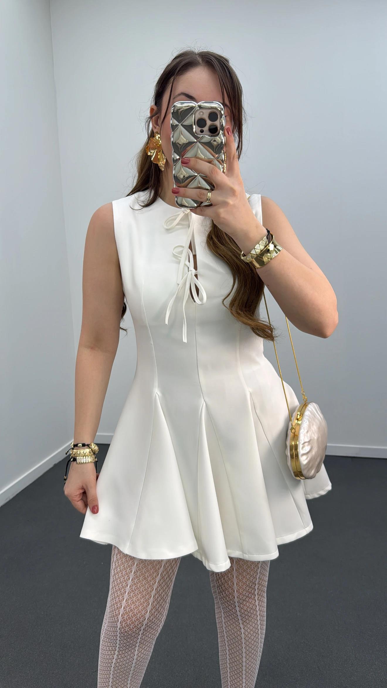 Sabrina Beyaz Volanlı Fiyonk Yaka Elbise