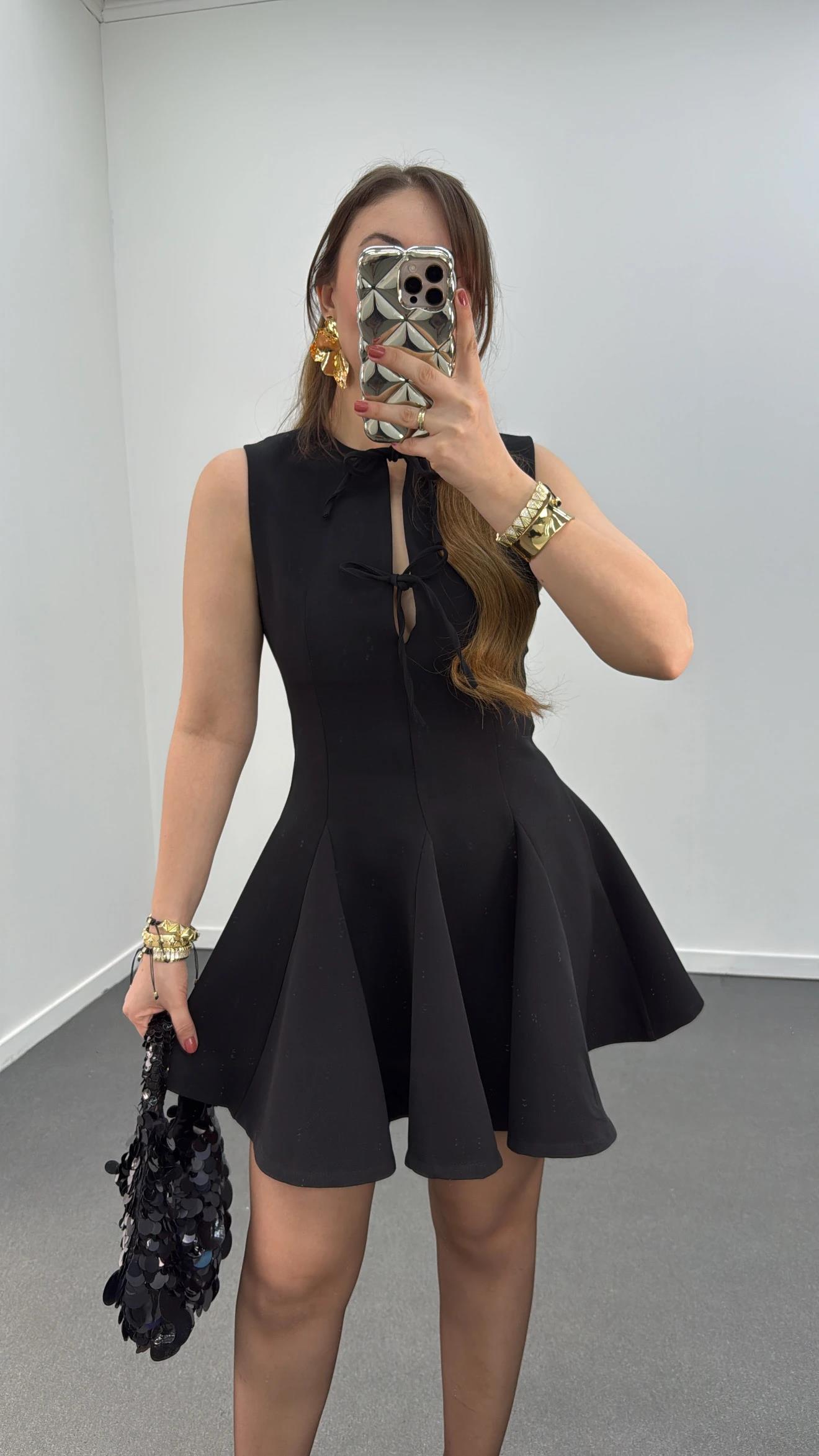 Sabrina Siyah Volanlı Fiyonk Yaka Elbise