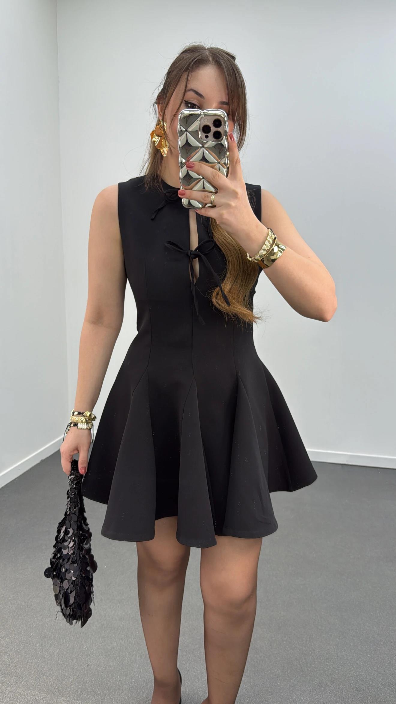 Sabrina Siyah Volanlı Fiyonk Yaka Elbise